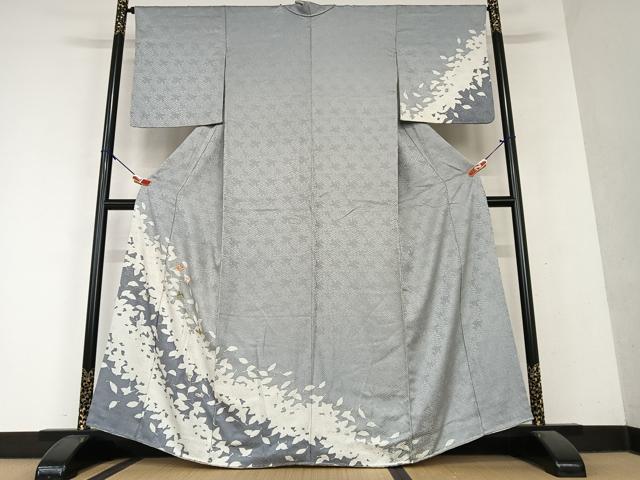 ■■■　サイズ　■■■ 身丈 162cm（肩から） 裄丈 65.5cm 袖丈 50.5cm　縫込み3cm 袖幅 33.5cm 前幅 23.5cm 後幅 30cm 着物縫いこみ 内揚げ 8cm 裄 お袖側 約4cm　身頃側 約4cm ■■■　商品詳細　■■■ 【正絹】 状態は接写画像のように上前おくみ・上前・衿山に薄い汚れ、後身頃・上前に薄い焼けがございますが その他特に目立ったシミ汚れなどもなく大変良い状態です。 大変上質な逸品になります。 お安く出品致しますので、是非この機会にいかがでしょうか？ ■■■　注意事項　■■■ ■モニター発色の具合により色合いが異なる場合がございます。 ■寸法は多少の誤差が生じる場合がございますのでご了承ください。 ■縫込みの長さが左右非対称の場合は短い部分を記載しております。 左右非対称であってもご返品・お値引き等の保証は出来かねますので、ご了承の上ご購入をお願い致します。 ■シミ等のチェックには注意を払っておりますが、見落としがある場合もございますし、個人の見解も様々ですので神経質な方のご購入はお控えください。 ■箪笥に入っておりました着物や帯なので畳みシワや匂いがあるものもございます。 ■お休みは基本的に土日祝となりますが、その他臨時でお休みする場合がございますのでご了承ください。 ■商品の発送は平日のみの発送となります。 ■夜間と土曜、日曜日はお問い合わせの回答が遅れる場合がございます。 ■当店では、お直し、紋入れ、お手入れ等は承っておりません。 ■生地の状態（ヤケ、経年劣化等）によってはサイズ直しが出来ない場合がございます。 その点もどうかご了承のうえ、ご購入をお願いいたします。 ■弊社で取り扱う商品は一点ものにつき、時期や在庫状況に応じて金額が変更となる場合がございます。 ■検針は行っておりません。予めご了承いただきますようお願いいたします。 ■【洗える着物】と記載のある商品におきましては、商品お届け後に洗濯を行ってしまってからのご返品にはご対応しかねます。 念の為、専門店でのお手入れをお願いいたします。 ■着物のサイズ目安は下記を参考ください↓ ＜女性着物＞　お端折り次第で＋5?　−10?が着用可能サイズ 　例）身丈170?の場合、身長160?〜175? ＜男性着物＞　身丈＋約25?〜27?程が適応身長 　例）身丈155?の場合、身長180〜182?