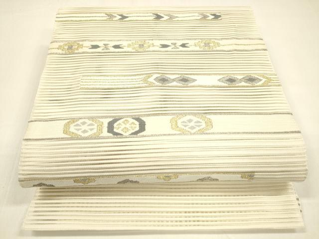 ■■■　サイズ　■■■ 長さ 363cm 幅 30cm程 ■■■　商品詳細　■■■ 【正絹】 状態は接写画像のように 胴回りに薄い汚れがございますが その他特に目立ったシミ汚れなどもなく大変良い状態です。 大変上質な逸品になります。 お安く出品致しますので、是非この機会にいかがでしょうか？ ※若干着用シワがございます。 ■■■　注意事項　■■■ ■モニター発色の具合により色合いが異なる場合がございます。 ■寸法は多少の誤差が生じる場合がございますのでご了承ください。 ■縫込みの長さが左右非対称の場合は短い部分を記載しております。 左右非対称であってもご返品・お値引き等の保証は出来かねますので、ご了承の上ご購入をお願い致します。 ■シミ等のチェックには注意を払っておりますが、見落としがある場合もございますし、個人の見解も様々ですので神経質な方のご購入はお控えください。 ■箪笥に入っておりました着物や帯なので畳みシワや匂いがあるものもございます。 ■お休みは基本的に土日祝となりますが、その他臨時でお休みする場合がございますのでご了承ください。 ■商品の発送は平日のみの発送となります。 ■夜間と土曜、日曜日はお問い合わせの回答が遅れる場合がございます。 ■当店では、お直し、紋入れ、お手入れ等は承っておりません。 ■生地の状態（ヤケ、経年劣化等）によってはサイズ直しが出来ない場合がございます。 その点もどうかご了承のうえ、ご購入をお願いいたします。 ■弊社で取り扱う商品は一点ものにつき、時期や在庫状況に応じて金額が変更となる場合がございます。 ■検針は行っておりません。予めご了承いただきますようお願いいたします。 ■【洗える着物】と記載のある商品におきましては、商品お届け後に洗濯を行ってしまってからのご返品にはご対応しかねます。 念の為、専門店でのお手入れをお願いいたします。 ■着物のサイズ目安は下記を参考ください↓ ＜女性着物＞　お端折り次第で＋5cm　−1cmが着用可能サイズ 　例）身丈170cmの場合、身長160cm〜175cm ＜男性着物＞　身丈＋約25cm〜27cm程が適応身長 　例）身丈155cmの場合、身長180〜182cm