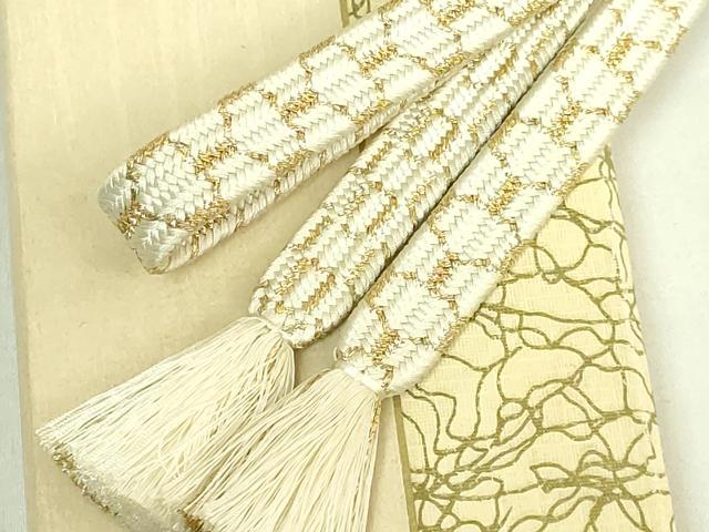 ■■■　サイズ　■■■ 長さ　約146.5cm（房を除く） ■■■　商品詳細　■■■ 【正絹】 状態は接写画像のように所々に薄い汚れがございます。 大変上質な極上の逸品になります。 お安く出品致しますので、是非この機会にいかがでしょうか？ ■■■　注意事項　■■■ ■モニター発色の具合により色合いが異なる場合がございます。 ■寸法は多少の誤差が生じる場合がございますのでご了承ください。 ■縫込みの長さが左右非対称の場合は短い部分を記載しております。 左右非対称であってもご返品・お値引き等の保証は出来かねますので、ご了承の上ご購入をお願い致します。 ■シミ等のチェックには注意を払っておりますが、見落としがある場合もございますし、個人の見解も様々ですので神経質な方のご購入はお控えください。 ■箪笥に入っておりました着物や帯なので畳みシワや匂いがあるものもございます。 ■お休みは基本的に土日祝となりますが、その他臨時でお休みする場合がございますのでご了承ください。 ■商品の発送は平日のみの発送となります。 ■夜間と土曜、日曜日はお問い合わせの回答が遅れる場合がございます。 ■当店では、お直し、紋入れ、お手入れ等は承っておりません。 ■生地の状態（ヤケ、経年劣化等）によってはサイズ直しが出来ない場合がございます。 その点もどうかご了承のうえ、ご購入をお願いいたします。 ■弊社で取り扱う商品は一点ものにつき、時期や在庫状況に応じて金額が変更となる場合がございます。 ■検針は行っておりません。予めご了承いただきますようお願いいたします。 ■【洗える着物】と記載のある商品におきましては、商品お届け後に洗濯を行ってしまってからのご返品にはご対応しかねます。 念の為、専門店でのお手入れをお願いいたします。 ■写真に写っている物が全てになります。 それ以外の付属品はございませんのでご了承ください。 ■着物のサイズ目安は下記を参考ください↓ ＜女性着物＞　お端折り次第で＋5cm　−10cmが着用可能サイズ 　例）身丈170cmの場合、身長160cm〜175cm ＜男性着物＞　身丈＋約25cm〜27cm程が適応身長 　例）身丈155cmの場合、身長180cm〜182cm