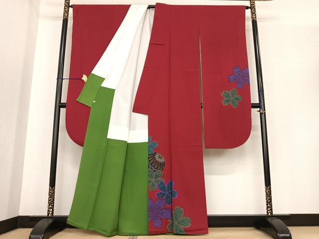 平和屋の平和屋着物●豪華振袖　舞花文　毬　真紅色地　西武百貨店扱い　正絹　逸品　AABF0201fy｜アングル2