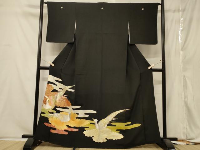 ■■■　サイズ　■■■ 身丈 163cm（肩から） 裄丈 63.5cm 袖丈 49cm　縫込み 1.5cm 袖幅 32cm 前幅 23.5cm 後幅 30cm 着物縫いこみ 内揚げ 2.5cm 裄 お袖側 約2cm　身頃側 約1cm ■■■　商品詳細　■■■ 【正絹・五つ紋・比翼仕立て】 状態は画像を添付しておりますので、そちらをご確認下さいますよう宜しくお願い致します。 大変上質な逸品になりますのでぜひお手入れをされてお召しになられてはいかがでしょうか。 お安く出品致しますので、是非この機会にいかがでしょうか？ ■■■　注意事項　■■■ ■モニター発色の具合により色合いが異なる場合がございます。 ■寸法は多少の誤差が生じる場合がございますのでご了承ください。 ■縫込みの長さが左右非対称の場合は短い部分を記載しております。 左右非対称であってもご返品・お値引き等の保証は出来かねますので、ご了承の上ご購入をお願い致します。 ■シミ等のチェックには注意を払っておりますが、見落としがある場合もございますし、個人の見解も様々ですので神経質な方のご購入はお控えください。 ■箪笥に入っておりました着物や帯なので畳みシワや匂いがあるものもございます。 ■お休みは基本的に土日祝となりますが、その他臨時でお休みする場合がございますのでご了承ください。 ■商品の発送は平日のみの発送となります。 ■夜間と土曜、日曜日はお問い合わせの回答が遅れる場合がございます。 ■当店では、お直し、紋入れ、お手入れ等は承っておりません。 ■生地の状態（ヤケ、経年劣化等）によってはサイズ直しが出来ない場合がございます。 その点もどうかご了承のうえ、ご購入をお願いいたします。 ■弊社で取り扱う商品は一点ものにつき、時期や在庫状況に応じて金額が変更となる場合がございます。 ■検針は行っておりません。予めご了承いただきますようお願いいたします。 ■【洗える着物】と記載のある商品におきましては、商品お届け後に洗濯を行ってしまってからのご返品にはご対応しかねます。 念の為、専門店でのお手入れをお願いいたします。 ■着物のサイズ目安は下記を参考ください↓ ＜女性着物＞　お端折り次第で＋5cm　−1cmが着用可能サイズ 　例）身丈170cmの場合、身長160cm〜175cm ＜男性着物＞　身丈＋約25cm〜27cm程が適応身長 　例）身丈155cmの場合、身長180〜182cm