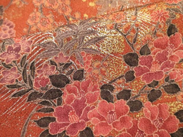 ■■■　サイズ　■■■ 身丈 161cm（肩から） 裄丈 63cm 袖丈 50cm　縫込み 3cm 袖幅 32.5cm 前幅 25cm 後幅 30cm 着物縫いこみ 内揚げ 7cm 裄 お袖側 約1.5cm　身頃側 約1.5cm ■■■　商品詳細　■■■ 【正絹】 状態は特に目立ったシミ汚れなどもなく大変良い状態です。 大変上質な逸品になります。 お安く出品致しますので、是非この機会にいかがでしょうか？ ■■■　注意事項　■■■ ■モニター発色の具合により色合いが異なる場合がございます。 ■寸法は多少の誤差が生じる場合がございますのでご了承ください。 ■縫込みの長さが左右非対称の場合は短い部分を記載しております。 左右非対称であってもご返品・お値引き等の保証は出来かねますので、ご了承の上ご購入をお願い致します。 ■シミ等のチェックには注意を払っておりますが、見落としがある場合もございますし、個人の見解も様々ですので神経質な方のご購入はお控えください。 ■箪笥に入っておりました着物や帯なので畳みシワや匂いがあるものもございます。 ■お休みは基本的に土日祝となりますが、その他臨時でお休みする場合がございますのでご了承ください。 ■商品の発送は平日のみの発送となります。 ■夜間と土曜、日曜日はお問い合わせの回答が遅れる場合がございます。 ■当店では、お直し、紋入れ、お手入れ等は承っておりません。 ■生地の状態（ヤケ、経年劣化等）によってはサイズ直しが出来ない場合がございます。 その点もどうかご了承のうえ、ご購入をお願いいたします。 ■弊社で取り扱う商品は一点ものにつき、時期や在庫状況に応じて金額が変更となる場合がございます。 ■検針は行っておりません。予めご了承いただきますようお願いいたします。 ■【洗える着物】と記載のある商品におきましては、商品お届け後に洗濯を行ってしまってからのご返品にはご対応しかねます。 念の為、専門店でのお手入れをお願いいたします。 ■着物のサイズ目安は下記を参考ください↓ ＜女性着物＞　お端折り次第で＋5cm　−1cmが着用可能サイズ 　例）身丈170cmの場合、身長160cm〜175cm ＜男性着物＞　身丈＋約25cm〜27cm程が適応身長 　例）身丈155cmの場合、身長180〜182cm