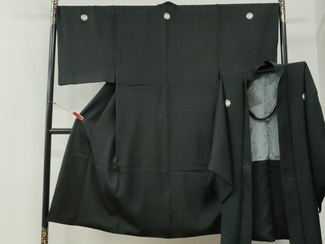 ■■■　サイズ　■■■ 【着物】 身丈 143cm（肩から） 裄丈 70.5cm 袖丈 50cm　縫込み 5cm 袖幅 36cm 前幅 25cm 後幅 31cm 着物縫いこみ 内揚げ 11cm 裄 お袖側 約1cm　身頃側 約2cm 【羽織】 身丈 90cm（肩から） 裄丈 70.5cm 袖丈 47cm　縫込み 5cm 袖幅 36cm 前幅 20cm 後幅 31cm 裄 お袖側 約1cm　身頃側 約0cm ■■■　商品詳細　■■■ 【正絹・五つ紋】 状態は特に目立ったシミ汚れなどもなく大変良い状態です。 大変上質な逸品になります。 お安く出品致しますので、是非この機会にいかがでしょうか？ ■■■　注意事項　■■■ ■モニター発色の具合により色合いが異なる場合がございます。 ■寸法は多少の誤差が生じる場合がございますのでご了承ください。 ■縫込みの長さが左右非対称の場合は短い部分を記載しております。 左右非対称であってもご返品・お値引き等の保証は出来かねますので、ご了承の上ご購入をお願い致します。 ■シミ等のチェックには注意を払っておりますが、見落としがある場合もございますし、個人の見解も様々ですので神経質な方のご購入はお控えください。 ■箪笥に入っておりました着物や帯なので畳みシワや匂いがあるものもございます。 ■お休みは基本的に土日祝となりますが、その他臨時でお休みする場合がございますのでご了承ください。 ■商品の発送は平日のみの発送となります。 ■夜間と土曜、日曜日はお問い合わせの回答が遅れる場合がございます。 ■当店では、お直し、紋入れ、お手入れ等は承っておりません。 ■生地の状態（ヤケ、経年劣化等）によってはサイズ直しが出来ない場合がございます。 その点もどうかご了承のうえ、ご購入をお願いいたします。 ■弊社で取り扱う商品は一点ものにつき、時期や在庫状況に応じて金額が変更となる場合がございます。 ■検針は行っておりません。予めご了承いただきますようお願いいたします。 ■【洗える着物】と記載のある商品におきましては、商品お届け後に洗濯を行ってしまってからのご返品にはご対応しかねます。 念の為、専門店でのお手入れをお願いいたします。 ■写真に写っている物が全てになります。それ以外の付属品はございませんのでご了承ください。 ■状態に関する写真につきましては、掲載可能な写真枚数に限りがあるため、各箇所につき1枚参考画像を掲載しております。 ■着物のサイズ目安は下記を参考ください↓ ＜女性着物＞　お端折り次第で＋5cm　−1cmが着用可能サイズ 　例）身丈170cmの場合、身長160cm〜175cm ＜男性着物＞　身丈＋約25cm〜27cm程が適応身長 　例）身丈155cmの場合、身長180〜182cm