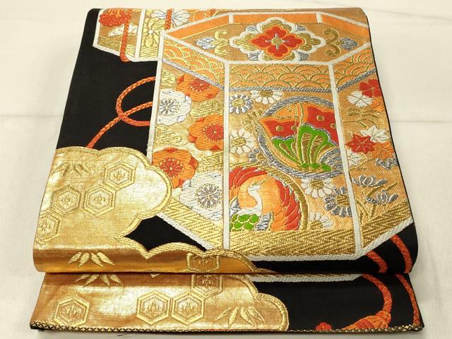 ■■■　サイズ　■■■ 長さ 418cm 幅 29.5cm程 ■■■　商品詳細　■■■ 【正絹】 詳細に関しましては、画像をご確認ください。 大変上質な逸品になります。 お安く出品致しますので、是非この機会にいかがでしょうか？ ■■■　注意事項　■■■ ■モニター発色の具合により色合いが異なる場合がございます。 ■寸法は多少の誤差が生じる場合がございますのでご了承ください。 ■縫込みの長さが左右非対称の場合は短い部分を記載しております。 左右非対称であってもご返品・お値引き等の保証は出来かねますので、ご了承の上ご購入をお願い致します。 ■シミ等のチェックには注意を払っておりますが、見落としがある場合もございますし、個人の見解も様々ですので神経質な方のご購入はお控えください。 ■箪笥に入っておりました着物や帯なので畳みシワや匂いがあるものもございます。 ■お休みは基本的に土日祝となりますが、その他臨時でお休みする場合がございますのでご了承ください。 ■商品の発送は平日のみの発送となります。 ■夜間と土曜、日曜日はお問い合わせの回答が遅れる場合がございます。 ■当店では、お直し、紋入れ、お手入れ等は承っておりません。 ■生地の状態（ヤケ、経年劣化等）によってはサイズ直しが出来ない場合がございます。 その点もどうかご了承のうえ、ご購入をお願いいたします。 ■弊社で取り扱う商品は一点ものにつき、時期や在庫状況に応じて金額が変更となる場合がございます。 ■検針は行っておりません。予めご了承いただきますようお願いいたします。 ■【洗える着物】と記載のある商品におきましては、商品お届け後に洗濯を行ってしまってからのご返品にはご対応しかねます。 念の為、専門店でのお手入れをお願いいたします。 ■写真に写っている物が全てになります。それ以外の付属品はございませんのでご了承ください。 ■着物のサイズ目安は下記を参考ください↓ ＜女性着物＞　お端折り次第で＋5cm　－1cmが着用可能サイズ 　例）身丈170cmの場合、身長160cm～175cm ＜男性着物＞　身丈＋約25cm～27cm程が適応身長 　例）身丈155cmの場合、身長180～182cm