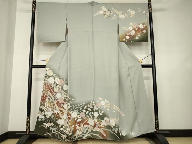 ■■■　サイズ　■■■ 身丈 157cm（肩から） 裄丈 68cm 袖丈 49cm　縫込み 3cm 袖幅 35cm 前幅 24cm 後幅 29cm 着物縫いこみ 内揚げ 5.5cm 裄 お袖側 約1cm　身頃側 約1cm ■■■　商品詳細　■■■ 【正絹】 状態は接写画像のように表地にシミ、袖口・八掛・衿山に薄い汚れがございますが その他特に目立ったシミ汚れなどもなく大変良い状態です。 大変上質な逸品になります。 お安く出品致しますので、是非この機会にいかがでしょうか？ ■■■　注意事項　■■■ ■モニター発色の具合により色合いが異なる場合がございます。 ■寸法は多少の誤差が生じる場合がございますのでご了承ください。 ■縫込みの長さが左右非対称の場合は短い部分を記載しております。 左右非対称であってもご返品・お値引き等の保証は出来かねますので、ご了承の上ご購入をお願い致します。 ■シミ等のチェックには注意を払っておりますが、見落としがある場合もございますし、個人の見解も様々ですので神経質な方のご購入はお控えください。 ■箪笥に入っておりました着物や帯なので畳みシワや匂いがあるものもございます。 ■お休みは基本的に土日祝となりますが、その他臨時でお休みする場合がございますのでご了承ください。 ■商品の発送は平日のみの発送となります。 ■夜間と土曜、日曜日はお問い合わせの回答が遅れる場合がございます。 ■当店では、お直し、紋入れ、お手入れ等は承っておりません。 ■生地の状態（ヤケ、経年劣化等）によってはサイズ直しが出来ない場合がございます。 その点もどうかご了承のうえ、ご購入をお願いいたします。 ■弊社で取り扱う商品は一点ものにつき、時期や在庫状況に応じて金額が変更となる場合がございます。 ■検針は行っておりません。予めご了承いただきますようお願いいたします。 ■【洗える着物】と記載のある商品におきましては、商品お届け後に洗濯を行ってしまってからのご返品にはご対応しかねます。 念の為、専門店でのお手入れをお願いいたします。 ■写真に写っている物が全てになります。それ以外の付属品はございませんのでご了承ください。 ■状態に関する写真につきましては、掲載可能な写真枚数に限りがあるため、各箇所につき1枚参考画像を掲載しております。 ■着物のサイズ目安は下記を参考ください↓ ＜女性着物＞　お端折り次第で＋5cm　−1cmが着用可能サイズ 　例）身丈170cmの場合、身長160cm〜175cm ＜男性着物＞　身丈＋約25cm〜27cm程が適応身長 　例）身丈155cmの場合、身長180〜182cm