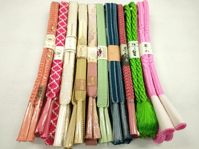 ■■■　商品詳細　■■■ 【未使用】 ※こちらのお品はまとめての出品となりますので、 サイズの詳細は記載しておりません。 ご理解の上でのご入札をお願い致します。 大変上質な逸品になります。 お安く出品致しますので、是非この機会にいかがでしょうか？ ■■■　注意事項　■■■ ■モニター発色の具合により色合いが異なる場合がございます。 ■寸法は多少の誤差が生じる場合がございますのでご了承ください。 ■縫込みの長さが左右非対称の場合は短い部分を記載しております。 左右非対称であってもご返品・お値引き等の保証は出来かねますので、ご了承の上ご購入をお願い致します。 ■シミ等のチェックには注意を払っておりますが、見落としがある場合もございますし、個人の見解も様々ですので神経質な方のご購入はお控えください。 ■箪笥に入っておりました着物や帯なので畳みシワや匂いがあるものもございます。 ■お休みは基本的に土日祝となりますが、その他臨時でお休みする場合がございますのでご了承ください。 ■商品の発送は平日のみの発送となります。 ■夜間と土曜、日曜日はお問い合わせの回答が遅れる場合がございます。 ■当店では、お直し、紋入れ、お手入れ等は承っておりません。 ■生地の状態（ヤケ、経年劣化等）によってはサイズ直しが出来ない場合がございます。 その点もどうかご了承のうえ、ご購入をお願いいたします。 ■弊社で取り扱う商品は一点ものにつき、時期や在庫状況に応じて金額が変更となる場合がございます。 ■検針は行っておりません。予めご了承いただきますようお願いいたします。 ■【洗える着物】と記載のある商品におきましては、商品お届け後に洗濯を行ってしまってからのご返品にはご対応しかねます。 念の為、専門店でのお手入れをお願いいたします。 ■着物のサイズ目安は下記を参考ください↓ ＜女性着物＞　お端折り次第で＋5cm　−1cmが着用可能サイズ 　例）身丈170cmの場合、身長160cm〜175cm ＜男性着物＞　身丈＋約25cm〜27cm程が適応身長 　例）身丈155cmの場合、身長180〜182cm