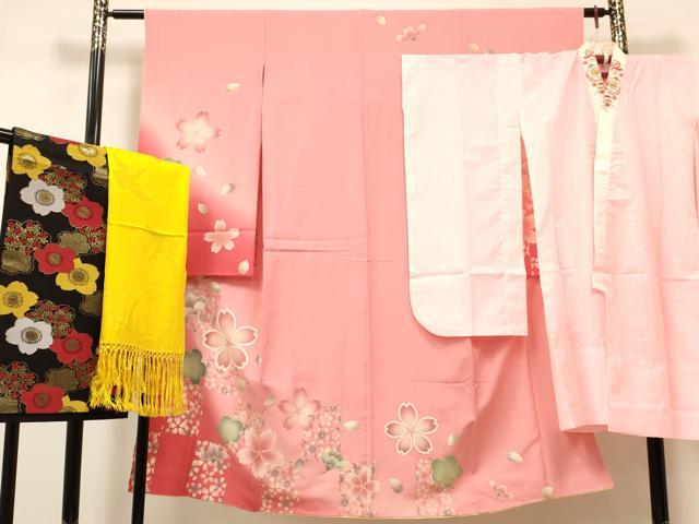 ■■■　サイズ　■■■ 【祝着】 身丈 132cm（肩から） 裄丈 59.5cm（肩上げ　0cm） 袖丈 74cm　縫込み 3cm 袖幅 32cm 前幅 19cm 後幅 27cm 着物縫いこみ 内揚げ 3cm （腰上げ　0cm） 裄 お袖側 約4.5cm　身頃側 約1cm 【長襦袢】 身丈 96.5cm（肩から） 裄丈 54cm（肩上げ　0cm） 袖丈 75cm　縫込み　1.5cm 袖幅 30.5cm 前幅 21cm 後幅 23.5cm 着物縫いこみ 内揚げ 0cm （腰上げ　0cm） 裄 お袖側 約5cm　身頃側 約0cm 【帯】 長さ412cm　幅 28.5cm程 ■■■　商品詳細　■■■ 着物【正絹・重ね衿：取り外し可能】の 状態は接写画像のように両袖前・下前胸付近・上前おくみ・上前に薄い汚れがございますが その他特に目立ったシミ汚れなどもなく大変良い状態です。 長襦袢【化繊・半衿刺繍】の状態は特に目立ったシミ汚れなどもなく大変良い状態です。 袋帯【化繊・芯なし】の状態は接写画像のように胴回りに薄い汚れがございますが その他特に目立ったシミ汚れなどもなく大変良い状態です。 大変上質な逸品になります。 お安く出品致しますので、是非この機会にいかがでしょうか？ ※着物・襦袢共に肩上げと腰上げがされておりません。 ※襦袢の袖丈が着物よりも大きい仕立てになっておりますので、ご確認の上ご入札くださいませ。 ■■■　注意事項　■■■ ■モニター発色の具合により色合いが異なる場合がございます。 ■寸法は多少の誤差が生じる場合がございますのでご了承ください。 ■縫込みの長さが左右非対称の場合は短い部分を記載しております。 左右非対称であってもご返品・お値引き等の保証は出来かねますので、ご了承の上ご購入をお願い致します。 ■シミ等のチェックには注意を払っておりますが、見落としがある場合もございますし、個人の見解も様々ですので神経質な方のご購入はお控えください。 ■箪笥に入っておりました着物や帯なので畳みシワや匂いがあるものもございます。 ■お休みは基本的に土日祝となりますが、その他臨時でお休みする場合がございますのでご了承ください。 ■商品の発送は平日のみの発送となります。 ■夜間と土曜、日曜日はお問い合わせの回答が遅れる場合がございます。 ■当店では、お直し、紋入れ、お手入れ等は承っておりません。 ■生地の状態（ヤケ、経年劣化等）によってはサイズ直しが出来ない場合がございます。 その点もどうかご了承のうえ、ご購入をお願いいたします。 ■弊社で取り扱う商品は一点ものにつき、時期や在庫状況に応じて金額が変更となる場合がございます。 ■検針は行っておりません。予めご了承いただきますようお願いいたします。 ■【洗える着物】と記載のある商品におきましては、商品お届け後に洗濯を行ってしまってからのご返品にはご対応しかねます。 念の為、専門店でのお手入れをお願いいたします。 ■着物のサイズ目安は下記を参考ください↓ ＜女性着物＞　お端折り次第で＋5cm　−1cmが着用可能サイズ 　例）身丈170cmの場合、身長160cm〜175cm ＜男性着物＞　身丈＋約25cm〜27cm程が適応身長 　例）身丈155cmの場合、身長180〜182cm