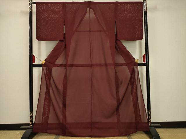 ■■■　サイズ　■■■ 身丈 163.5cm（肩から） 裄丈 64.5cm 袖丈 48.5cm　縫込み 4cm 袖幅 33cm 前幅 23.5cm 後幅 31.5cm 着物縫いこみ 内揚げ 0cm 裄 お袖側 約2cm　身頃側 約0cm ■■■　商品詳細　■■■ 【化繊・紋なし】 状態は特に目立ったシミ汚れなどもなく大変良い状態です。 お安く出品致しますので、是非この機会にいかがでしょうか？ ■■■　注意事項　■■■ ■モニター発色の具合により色合いが異なる場合がございます。 ■寸法は多少の誤差が生じる場合がございますのでご了承ください。 ■縫込みの長さが左右非対称の場合は短い部分を記載しております。 左右非対称であってもご返品・お値引き等の保証は出来かねますので、ご了承の上ご購入をお願い致します。 ■シミ等のチェックには注意を払っておりますが、見落としがある場合もございますし、個人の見解も様々ですので神経質な方のご購入はお控えください。 ■箪笥に入っておりました着物や帯なので畳みシワや匂いがあるものもございます。 ■お休みは基本的に土日祝となりますが、その他臨時でお休みする場合がございますのでご了承ください。 ■商品の発送は平日のみの発送となります。 ■夜間と土曜、日曜日はお問い合わせの回答が遅れる場合がございます。 ■当店では、お直し、紋入れ、お手入れ等は承っておりません。 ■生地の状態（ヤケ、経年劣化等）によってはサイズ直しが出来ない場合がございます。 その点もどうかご了承のうえ、ご購入をお願いいたします。 ■弊社で取り扱う商品は一点ものにつき、時期や在庫状況に応じて金額が変更となる場合がございます。 ■検針は行っておりません。予めご了承いただきますようお願いいたします。 ■【洗える着物】と記載のある商品におきましては、商品お届け後に洗濯を行ってしまってからのご返品にはご対応しかねます。 念の為、専門店でのお手入れをお願いいたします。 ■着物のサイズ目安は下記を参考ください↓ ＜女性着物＞　お端折り次第で＋5cm　−1cmが着用可能サイズ 　例）身丈170cmの場合、身長160cm〜175cm ＜男性着物＞　身丈＋約25cm〜27cm程が適応身長 　例）身丈155cmの場合、身長180〜182cm