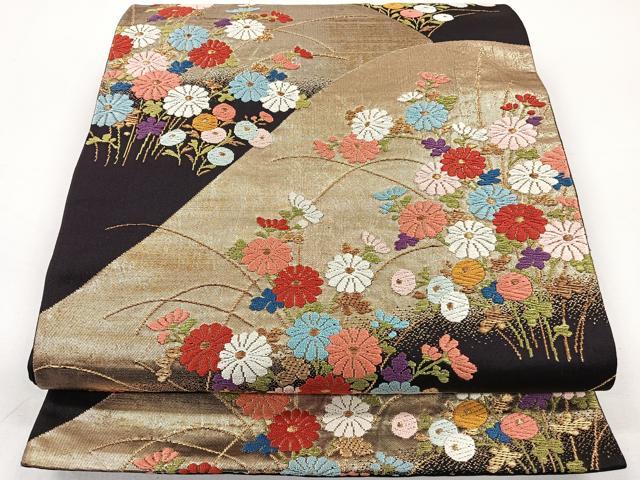 ■■■　サイズ　■■■ 長さ 422cm 幅 31cm程 ■■■　商品詳細　■■■ 【正絹】 詳細に関しましては、画像をご確認ください。 大変上質な逸品になります。 お安く出品致しますので、是非この機会にいかがでしょうか？ ■■■　注意事項　■■■ ■モニター発色の具合により色合いが異なる場合がございます。 ■寸法は多少の誤差が生じる場合がございますのでご了承ください。 ■縫込みの長さが左右非対称の場合は短い部分を記載しております。 左右非対称であってもご返品・お値引き等の保証は出来かねますので、ご了承の上ご購入をお願い致します。 ■シミ等のチェックには注意を払っておりますが、見落としがある場合もございますし、個人の見解も様々ですので神経質な方のご購入はお控えください。 ■箪笥に入っておりました着物や帯なので畳みシワや匂いがあるものもございます。 ■お休みは基本的に土日祝となりますが、その他臨時でお休みする場合がございますのでご了承ください。 ■商品の発送は平日のみの発送となります。 ■夜間と土曜、日曜日はお問い合わせの回答が遅れる場合がございます。 ■当店では、お直し、紋入れ、お手入れ等は承っておりません。 ■生地の状態（ヤケ、経年劣化等）によってはサイズ直しが出来ない場合がございます。 その点もどうかご了承のうえ、ご購入をお願いいたします。 ■弊社で取り扱う商品は一点ものにつき、時期や在庫状況に応じて金額が変更となる場合がございます。 ■検針は行っておりません。予めご了承いただきますようお願いいたします。 ■【洗える着物】と記載のある商品におきましては、商品お届け後に洗濯を行ってしまってからのご返品にはご対応しかねます。 念の為、専門店でのお手入れをお願いいたします。 ■着物のサイズ目安は下記を参考ください↓ ＜女性着物＞　お端折り次第で＋5cm　−1cmが着用可能サイズ 　例）身丈170cmの場合、身長160cm〜175cm ＜男性着物＞　身丈＋約25cm〜27cm程が適応身長 　例）身丈155cmの場合、身長180〜182cm