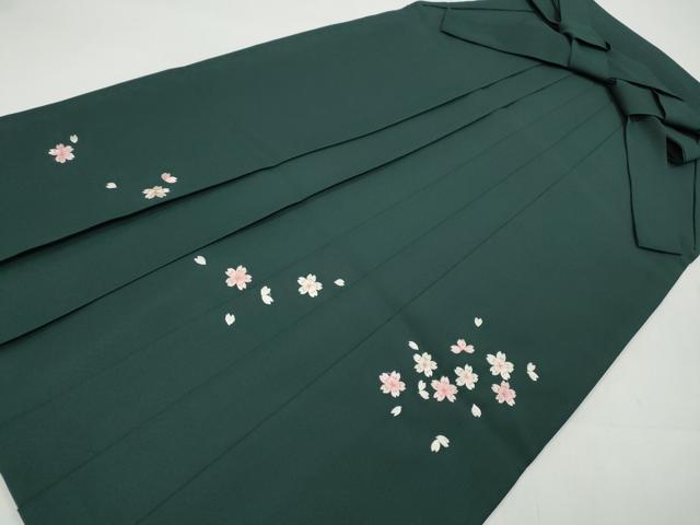 ■■■　サイズ　■■■ 紐下丈　約93.5cm ■■■　商品詳細　■■■ 【化繊】 状態は特に目立ったシミ汚れなどもなく大変良い状態です。 お安く出品致しますので、是非この機会にいかがでしょうか？ ※ご自身で洗濯された場合の保証はできかねます。 専門店にご相談ください。 ■■■　注意事項　■■■ ■モニター発色の具合により色合いが異なる場合がございます。 ■寸法は多少の誤差が生じる場合がございますのでご了承ください。 ■縫込みの長さが左右非対称の場合は短い部分を記載しております。 左右非対称であってもご返品・お値引き等の保証は出来かねますので、ご了承の上ご購入をお願い致します。 ■シミ等のチェックには注意を払っておりますが、見落としがある場合もございますし、個人の見解も様々ですので神経質な方のご購入はお控えください。 ■箪笥に入っておりました着物や帯なので畳みシワや匂いがあるものもございます。 ■お休みは基本的に土日祝となりますが、その他臨時でお休みする場合がございますのでご了承ください。 ■商品の発送は平日のみの発送となります。 ■夜間と土曜、日曜日はお問い合わせの回答が遅れる場合がございます。 ■当店では、お直し、紋入れ、お手入れ等は承っておりません。 ■生地の状態（ヤケ、経年劣化等）によってはサイズ直しが出来ない場合がございます。 その点もどうかご了承のうえ、ご購入をお願いいたします。 ■弊社で取り扱う商品は一点ものにつき、時期や在庫状況に応じて金額が変更となる場合がございます。 ■検針は行っておりません。予めご了承いただきますようお願いいたします。 ■【洗える着物】と記載のある商品におきましては、商品お届け後に洗濯を行ってしまってからのご返品にはご対応しかねます。 念の為、専門店でのお手入れをお願いいたします。 ■着物のサイズ目安は下記を参考ください↓ ＜女性着物＞　お端折り次第で＋5cm　−1cmが着用可能サイズ 　例）身丈170cmの場合、身長160cm〜175cm ＜男性着物＞　身丈＋約25cm〜27cm程が適応身長 　例）身丈155cmの場合、身長180〜182cm
