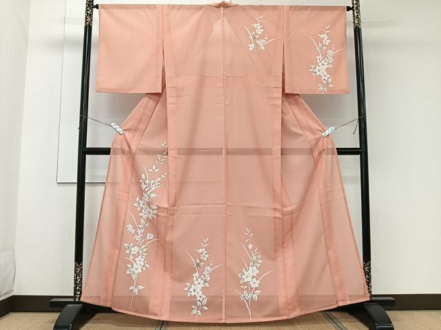 ■■■　サイズ　■■■ 身丈 162cm（肩から） 裄丈 64cm 袖丈 49cm　縫込み 3cm 袖幅 33cm 前幅 25cm 後幅 30.5cm 着物縫いこみ 内揚げ 5cm 裄 お袖側 約2.5cm　身頃側 約2.5cm ■■■　商品詳細　■■■ 【化繊】 状態は特に目立ったシミ汚れなどもなく大変良い状態です。 お安く出品致しますので、是非この機会にいかがでしょうか？※ご自身で洗濯された場合の保証はできかねます。 専門店にご相談ください。 ■■■　注意事項　■■■ ■モニター発色の具合により色合いが異なる場合がございます。 ■寸法は多少の誤差が生じる場合がございますのでご了承ください。 ■縫込みの長さが左右非対称の場合は短い部分を記載しております。 左右非対称であってもご返品・お値引き等の保証は出来かねますので、ご了承の上ご購入をお願い致します。 ■シミ等のチェックには注意を払っておりますが、見落としがある場合もございますし、個人の見解も様々ですので神経質な方のご購入はお控えください。 ■箪笥に入っておりました着物や帯なので畳みシワや匂いがあるものもございます。 ■お休みは基本的に土日祝となりますが、その他臨時でお休みする場合がございますのでご了承ください。 ■商品の発送は平日のみの発送となります。 ■夜間と土曜、日曜日はお問い合わせの回答が遅れる場合がございます。 ■当店では、お直し、紋入れ、お手入れ等は承っておりません。 ■生地の状態（ヤケ、経年劣化等）によってはサイズ直しが出来ない場合がございます。 その点もどうかご了承のうえ、ご購入をお願いいたします。 ■弊社で取り扱う商品は一点ものにつき、時期や在庫状況に応じて金額が変更となる場合がございます。 ■検針は行っておりません。予めご了承いただきますようお願いいたします。 ■【洗える着物】と記載のある商品におきましては、商品お届け後に洗濯を行ってしまってからのご返品にはご対応しかねます。 念の為、専門店でのお手入れをお願いいたします。 ■写真に写っている物が全てになります。それ以外の付属品はございませんのでご了承ください。 ■状態に関する写真につきましては、掲載可能な写真枚数に限りがあるため、各箇所につき1枚参考画像を掲載しております。 ■着物のサイズ目安は下記を参考ください↓ ＜女性着物＞　お端折り次第で＋5cm　−1cmが着用可能サイズ 　例）身丈170cmの場合、身長160cm〜175cm ＜男性着物＞　身丈＋約25cm〜27cm程が適応身長 　例）身丈155cmの場合、身長180〜182cm