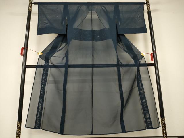 ■■■　サイズ　■■■ 身丈 151.5cm（肩から） 裄丈 62.5cm 袖丈 45cm　縫込み 9.5cm 袖幅 32cm 前幅 25cm 後幅 29cm 着物縫いこみ 内揚げ 11cm 裄 お袖側 約2cm　身頃側 約2.5cm ■■■　商品詳細　■■■ 【正絹・紋なし】 状態は接写画像のように衿山・両袖に薄い汚れがございますが その他特に目立ったシミ汚れなどもなく大変良い状態です。 大変上質な逸品になります。 お安く出品致しますので、是非この機会にいかがでしょうか？ ■■■　注意事項　■■■ ■モニター発色の具合により色合いが異なる場合がございます。 ■寸法は多少の誤差が生じる場合がございますのでご了承ください。 ■縫込みの長さが左右非対称の場合は短い部分を記載しております。 左右非対称であってもご返品・お値引き等の保証は出来かねますので、ご了承の上ご購入をお願い致します。 ■シミ等のチェックには注意を払っておりますが、見落としがある場合もございますし、個人の見解も様々ですので神経質な方のご購入はお控えください。 ■箪笥に入っておりました着物や帯なので畳みシワや匂いがあるものもございます。 ■お休みは基本的に土日祝となりますが、その他臨時でお休みする場合がございますのでご了承ください。 ■商品の発送は平日のみの発送となります。 ■夜間と土曜、日曜日はお問い合わせの回答が遅れる場合がございます。 ■当店では、お直し、紋入れ、お手入れ等は承っておりません。 ■生地の状態（ヤケ、経年劣化等）によってはサイズ直しが出来ない場合がございます。 その点もどうかご了承のうえ、ご購入をお願いいたします。 ■弊社で取り扱う商品は一点ものにつき、時期や在庫状況に応じて金額が変更となる場合がございます。 ■検針は行っておりません。予めご了承いただきますようお願いいたします。 ■【洗える着物】と記載のある商品におきましては、商品お届け後に洗濯を行ってしまってからのご返品にはご対応しかねます。 念の為、専門店でのお手入れをお願いいたします。 ■着物のサイズ目安は下記を参考ください↓ ＜女性着物＞　お端折り次第で＋5?　−10?が着用可能サイズ 　例）身丈170?の場合、身長160?〜175? ＜男性着物＞　身丈＋約25?〜27?程が適応身長 　例）身丈155?の場合、身長180〜182?