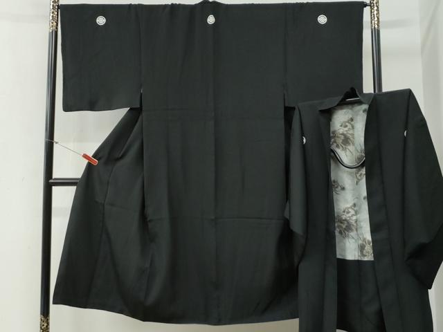 ■■■　サイズ　■■■ 【着物】 身丈 140cm（肩から） 裄丈 68cm 袖丈 48cm　縫込み 4cm 袖幅 34.5cm 前幅 25cm 後幅 31cm 着物縫いこみ 内揚げ 4cm 裄 お袖側 約1.5cm　身頃側 約1.5cm 【羽織】 身丈 91cm（肩から） 裄丈 68.5cm 袖丈 48cm　縫込み 0cm 袖幅 35cm 前幅 18.5cm 後幅 31cm 裄 お袖側 約1cm　身頃側 約2cm ■■■　商品詳細　■■■ 【正絹・五つ紋】 状態は特に目立ったシミ汚れなどもなく大変良い状態です。 大変上質な逸品になります。 お安く出品致しますので、是非この機会にいかがでしょうか？ ■■■　注意事項　■■■ ■モニター発色の具合により色合いが異なる場合がございます。 ■寸法は多少の誤差が生じる場合がございますのでご了承ください。 ■縫込みの長さが左右非対称の場合は短い部分を記載しております。 左右非対称であってもご返品・お値引き等の保証は出来かねますので、ご了承の上ご購入をお願い致します。 ■シミ等のチェックには注意を払っておりますが、見落としがある場合もございますし、個人の見解も様々ですので神経質な方のご購入はお控えください。 ■箪笥に入っておりました着物や帯なので畳みシワや匂いがあるものもございます。 ■お休みは基本的に土日祝となりますが、その他臨時でお休みする場合がございますのでご了承ください。 ■商品の発送は平日のみの発送となります。 ■夜間と土曜、日曜日はお問い合わせの回答が遅れる場合がございます。 ■当店では、お直し、紋入れ、お手入れ等は承っておりません。 ■生地の状態（ヤケ、経年劣化等）によってはサイズ直しが出来ない場合がございます。 その点もどうかご了承のうえ、ご購入をお願いいたします。 ■弊社で取り扱う商品は一点ものにつき、時期や在庫状況に応じて金額が変更となる場合がございます。 ■検針は行っておりません。予めご了承いただきますようお願いいたします。 ■【洗える着物】と記載のある商品におきましては、商品お届け後に洗濯を行ってしまってからのご返品にはご対応しかねます。 念の為、専門店でのお手入れをお願いいたします。 ■写真に写っている物が全てになります。それ以外の付属品はございませんのでご了承ください。 ■状態に関する写真につきましては、掲載可能な写真枚数に限りがあるため、各箇所につき1枚参考画像を掲載しております。 ■着物のサイズ目安は下記を参考ください↓ ＜女性着物＞　お端折り次第で＋5cm　−1cmが着用可能サイズ 　例）身丈170cmの場合、身長160cm〜175cm ＜男性着物＞　身丈＋約25cm〜27cm程が適応身長 　例）身丈155cmの場合、身長180〜182cm