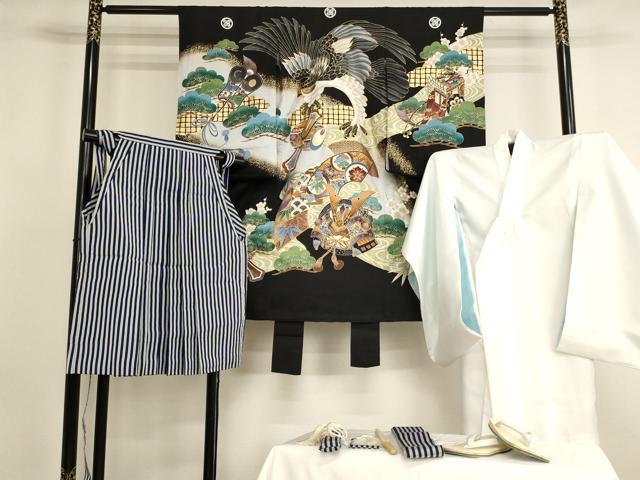 ■■■　サイズ　■■■ 【祝着】 身丈 99cm（肩から） 裄丈 45.5cm（肩上げ　0cm） 袖丈 55.5cm　縫込み 3cm 袖幅 29cm 前幅 15cm 後幅 16.5cm 着物縫いこみ 内揚げ 0cm （腰上げ　0cm） 裄 お袖側 約2cm　身頃側 約0cm 【長襦袢】 身丈 97.5cm（肩から） 裄丈 44cm（肩上げ　0cm） 袖丈 56cm　縫込み 5.5cm 袖幅 28.5cm 前幅 14.5cm 後幅 15.5cm 着物縫いこみ 内揚げ 0cm （腰上げ　0cm） 裄 お袖側 約3cm　身頃側 約1.5cm 【袴】 紐下　約　56.5cm 【草履】 長さ　　　約　18cm 幅　　　　約　7.5cm 踵高さ　　約　1.5cm ■■■　商品詳細　■■■ 着物【正絹・五つ紋】の状態は特に目立ったシミ汚れなどもなく大変良い状態です。 長襦袢【化繊】の状態は特に目立ったシミ汚れなどもなく大変良い状態です。 袴【化繊】の状態は特に目立ったシミ汚れなどもなく大変良い状態です。 小物の状態は接写画像のように草履底に汚れがございますがその他特に目立ったシミ汚れなどもなく大変良い状態です。 大変上質な逸品になります。 お安く出品致しますので、是非この機会にいかがでしょうか？ ■■■　注意事項　■■■ ■モニター発色の具合により色合いが異なる場合がございます。 ■寸法は多少の誤差が生じる場合がございますのでご了承ください。 ■縫込みの長さが左右非対称の場合は短い部分を記載しております。 左右非対称であってもご返品・お値引き等の保証は出来かねますので、ご了承の上ご購入をお願い致します。 ■シミ等のチェックには注意を払っておりますが、見落としがある場合もございますし、個人の見解も様々ですので神経質な方のご購入はお控えください。 ■箪笥に入っておりました着物や帯なので畳みシワや匂いがあるものもございます。 ■お休みは基本的に土日祝となりますが、その他臨時でお休みする場合がございますのでご了承ください。 ■商品の発送は平日のみの発送となります。 ■夜間と土曜、日曜日はお問い合わせの回答が遅れる場合がございます。 ■当店では、お直し、紋入れ、お手入れ等は承っておりません。 ■生地の状態（ヤケ、経年劣化等）によってはサイズ直しが出来ない場合がございます。 その点もどうかご了承のうえ、ご購入をお願いいたします。 ■弊社で取り扱う商品は一点ものにつき、時期や在庫状況に応じて金額が変更となる場合がございます。 ■検針は行っておりません。予めご了承いただきますようお願いいたします。 ■【洗える着物】と記載のある商品におきましては、商品お届け後に洗濯を行ってしまってからのご返品にはご対応しかねます。 念の為、専門店でのお手入れをお願いいたします。 ■写真に写っている物が全てになります。それ以外の付属品はございませんのでご了承ください。 ■状態に関する写真につきましては、掲載可能な写真枚数に限りがあるため、各箇所につき1枚参考画像を掲載しております。 ■着物のサイズ目安は下記を参考ください↓ ＜女性着物＞　お端折り次第で＋5cm　−1cmが着用可能サイズ 　例）身丈170cmの場合、身長160cm〜175cm ＜男性着物＞　身丈＋約25cm〜27cm程が適応身長 　例）身丈155cmの場合、身長180〜182cm