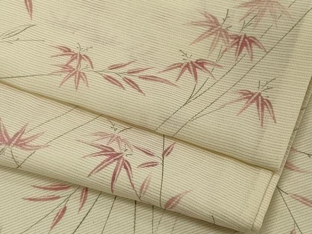 ■■■　サイズ　■■■ 身丈 152cm（肩から） 裄丈 62cm 袖丈 45cm　縫込み 2.5cm 袖幅 31.5cm 前幅 23cm 後幅 29.5cm 着物縫いこみ 内揚げ 10cm 裄 お袖側 約4.5cm　身頃側 約4cm ■■■　商品詳細　■■■ 【正絹】 状態は接写画像のように右袖前後・衿山に薄い汚れがございますが その他特に目立ったシミ汚れなどもなく大変良い状態です。 大変上質な逸品になります。 お安く出品致しますので、是非この機会にいかがでしょうか？ ■■■　注意事項　■■■ ■モニター発色の具合により色合いが異なる場合がございます。 ■寸法は多少の誤差が生じる場合がございますのでご了承ください。 ■縫込みの長さが左右非対称の場合は短い部分を記載しております。 左右非対称であってもご返品・お値引き等の保証は出来かねますので、ご了承の上ご購入をお願い致します。 ■シミ等のチェックには注意を払っておりますが、見落としがある場合もございますし、個人の見解も様々ですので神経質な方のご購入はお控えください。 ■箪笥に入っておりました着物や帯なので畳みシワや匂いがあるものもございます。 ■お休みは基本的に土日祝となりますが、その他臨時でお休みする場合がございますのでご了承ください。 ■商品の発送は平日のみの発送となります。 ■夜間と土曜、日曜日はお問い合わせの回答が遅れる場合がございます。 ■当店では、お直し、紋入れ、お手入れ等は承っておりません。 ■生地の状態（ヤケ、経年劣化等）によってはサイズ直しが出来ない場合がございます。 その点もどうかご了承のうえ、ご購入をお願いいたします。 ■弊社で取り扱う商品は一点ものにつき、時期や在庫状況に応じて金額が変更となる場合がございます。 ■検針は行っておりません。予めご了承いただきますようお願いいたします。 ■【洗える着物】と記載のある商品におきましては、商品お届け後に洗濯を行ってしまってからのご返品にはご対応しかねます。 念の為、専門店でのお手入れをお願いいたします。 ■着物のサイズ目安は下記を参考ください↓ ＜女性着物＞　お端折り次第で＋5cm　−1cmが着用可能サイズ 　例）身丈170cmの場合、身長160cm〜175cm ＜男性着物＞　身丈＋約25cm〜27cm程が適応身長 　例）身丈155cmの場合、身長180〜182cm