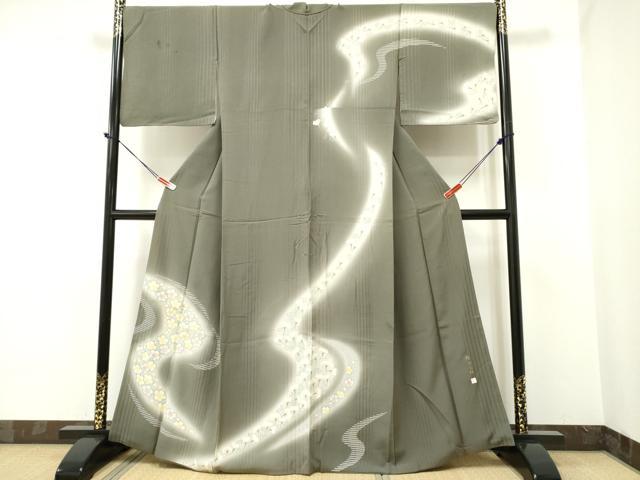 ■■■　サイズ　■■■ 身丈 163.5cm（肩から） 裄丈 68.5cm 袖丈 45.5cm　縫込み 5.5cm 袖幅 34.5cm 前幅 24.5cm 後幅 30.5cm 着物縫いこみ 内揚げ 3.5cm 裄 お袖側 約2cm　身頃側 約2cm ■■■　商品詳細　■■■ 【正絹】 状態は接写画像のように表地所々・八掛・胴裏に薄い汚れがございます。 大変上質な逸品になりますのでぜひお手入れをされてお召しになられてはいかがでしょうか。 お安く出品致しますので、是非この機会にいかがでしょうか？ ■■■　注意事項　■■■ ■モニター発色の具合により色合いが異なる場合がございます。 ■寸法は多少の誤差が生じる場合がございますのでご了承ください。 ■縫込みの長さが左右非対称の場合は短い部分を記載しております。 左右非対称であってもご返品・お値引き等の保証は出来かねますので、ご了承の上ご購入をお願い致します。 ■シミ等のチェックには注意を払っておりますが、見落としがある場合もございますし、個人の見解も様々ですので神経質な方のご購入はお控えください。 ■箪笥に入っておりました着物や帯なので畳みシワや匂いがあるものもございます。 ■お休みは基本的に土日祝となりますが、その他臨時でお休みする場合がございますのでご了承ください。 ■商品の発送は平日のみの発送となります。 ■夜間と土曜、日曜日はお問い合わせの回答が遅れる場合がございます。 ■当店では、お直し、紋入れ、お手入れ等は承っておりません。 ■生地の状態（ヤケ、経年劣化等）によってはサイズ直しが出来ない場合がございます。 その点もどうかご了承のうえ、ご購入をお願いいたします。 ■弊社で取り扱う商品は一点ものにつき、時期や在庫状況に応じて金額が変更となる場合がございます。 ■検針は行っておりません。予めご了承いただきますようお願いいたします。 ■【洗える着物】と記載のある商品におきましては、商品お届け後に洗濯を行ってしまってからのご返品にはご対応しかねます。 念の為、専門店でのお手入れをお願いいたします。 ■着物のサイズ目安は下記を参考ください↓ ＜女性着物＞　お端折り次第で＋5?　−10?が着用可能サイズ 　例）身丈170?の場合、身長160?〜175? ＜男性着物＞　身丈＋約25?〜27?程が適応身長 　例）身丈155?の場合、身長180〜182?