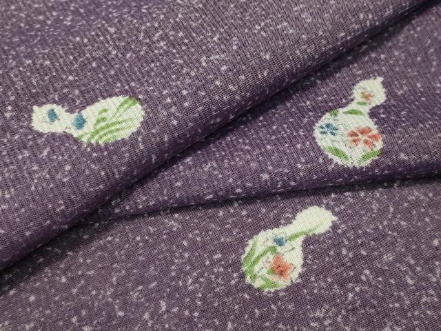 ■■■　サイズ　■■■ 身丈 166cm（肩から） 裄丈 67cm 袖丈 49cm　縫込み 5cm 袖幅 34.5cm 前幅 24cm 後幅 31cm 着物縫いこみ 内揚げ 0cm 裄 お袖側 約0cm　身頃側 約2.5cm ■■■　商品詳細　■■■ 【化繊】 状態は特に目立ったシミ汚れなどもなく大変良い状態です。 お安く出品致しますので、是非この機会にいかがでしょうか？ ■■■　注意事項　■■■ ■モニター発色の具合により色合いが異なる場合がございます。 ■寸法は多少の誤差が生じる場合がございますのでご了承ください。 ■縫込みの長さが左右非対称の場合は短い部分を記載しております。 左右非対称であってもご返品・お値引き等の保証は出来かねますので、ご了承の上ご購入をお願い致します。 ■シミ等のチェックには注意を払っておりますが、見落としがある場合もございますし、個人の見解も様々ですので神経質な方のご購入はお控えください。 ■箪笥に入っておりました着物や帯なので畳みシワや匂いがあるものもございます。 ■お休みは基本的に土日祝となりますが、その他臨時でお休みする場合がございますのでご了承ください。 ■商品の発送は平日のみの発送となります。 ■夜間と土曜、日曜日はお問い合わせの回答が遅れる場合がございます。 ■当店では、お直し、紋入れ、お手入れ等は承っておりません。 ■生地の状態（ヤケ、経年劣化等）によってはサイズ直しが出来ない場合がございます。 その点もどうかご了承のうえ、ご購入をお願いいたします。 ■弊社で取り扱う商品は一点ものにつき、時期や在庫状況に応じて金額が変更となる場合がございます。 ■検針は行っておりません。予めご了承いただきますようお願いいたします。 ■【洗える着物】と記載のある商品におきましては、商品お届け後に洗濯を行ってしまってからのご返品にはご対応しかねます。 念の為、専門店でのお手入れをお願いいたします。 ■着物のサイズ目安は下記を参考ください↓ ＜女性着物＞　お端折り次第で＋5cm　−1cmが着用可能サイズ 　例）身丈170cmの場合、身長160cm〜175cm ＜男性着物＞　身丈＋約25cm〜27cm程が適応身長 　例）身丈155cmの場合、身長180〜182cm