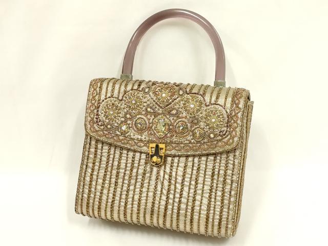 ■■■　サイズ　■■■ 【バッグ】 横　　　21.5cm 縦　　　19cm　取っ手込み　29.5cm 奥行き　10cm ■■■　商品詳細　■■■ 状態は参考画像のように所々に薄い汚れ、ビーズの欠損がございます。 大変上質な逸品になります。 お安く出品致しますので、是非この機会にいかがでしょうか？ ■■■　注意事項　■■■ ■モニター発色の具合により色合いが異なる場合がございます。 ■寸法は多少の誤差が生じる場合がございますのでご了承ください。 ■縫込みの長さが左右非対称の場合は短い部分を記載しております。 左右非対称であってもご返品・お値引き等の保証は出来かねますので、ご了承の上ご購入をお願い致します。 ■シミ等のチェックには注意を払っておりますが、見落としがある場合もございますし、個人の見解も様々ですので神経質な方のご購入はお控えください。 ■箪笥に入っておりました着物や帯なので畳みシワや匂いがあるものもございます。 ■お休みは基本的に土日祝となりますが、その他臨時でお休みする場合がございますのでご了承ください。 ■商品の発送は平日のみの発送となります。 ■夜間と土曜、日曜日はお問い合わせの回答が遅れる場合がございます。 ■当店では、お直し、紋入れ、お手入れ等は承っておりません。 ■生地の状態（ヤケ、経年劣化等）によってはサイズ直しが出来ない場合がございます。 その点もどうかご了承のうえ、ご購入をお願いいたします。 ■弊社で取り扱う商品は一点ものにつき、時期や在庫状況に応じて金額が変更となる場合がございます。 ■検針は行っておりません。予めご了承いただきますようお願いいたします。 ■【洗える着物】と記載のある商品におきましては、商品お届け後に洗濯を行ってしまってからのご返品にはご対応しかねます。 念の為、専門店でのお手入れをお願いいたします。 ■写真に写っている物が全てになります。それ以外の付属品はございませんのでご了承ください。 ■状態に関する写真につきましては、掲載可能な写真枚数に限りがあるため、各箇所につき1枚参考画像を掲載しております。 ■着物のサイズ目安は下記を参考ください↓ ＜女性着物＞　お端折り次第で＋5cm　−1cmが着用可能サイズ 　例）身丈170cmの場合、身長160cm〜175cm ＜男性着物＞　身丈＋約25cm〜27cm程が適応身長 　例）身丈155cmの場合、身長180〜182cm