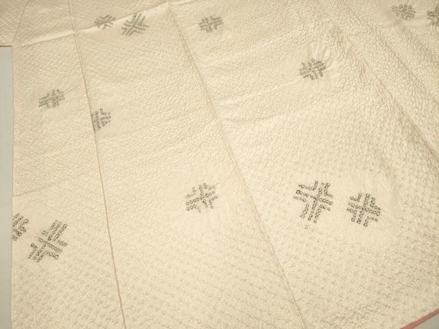 ■■■　サイズ　■■■ 身丈 156.5cm（肩から） 裄丈 62.5cm 袖丈 47cm　縫込み 4cm 袖幅 32.5cm 前幅 22.5cm 後幅 30cm 着物縫いこみ 内揚げ 2cm 裄 お袖側 約3.5cm　身頃側 約4.5cm ■■■　商品詳細　■■■ 【正絹】 状態は画像を添付しておりますので、そちらをご確認下さいますよう宜しくお願い致します。 大変上質な逸品になります。 お安く出品致しますので、是非この機会にいかがでしょうか？ ■■■　注意事項　■■■ ■モニター発色の具合により色合いが異なる場合がございます。 ■寸法は多少の誤差が生じる場合がございますのでご了承ください。 ■縫込みの長さが左右非対称の場合は短い部分を記載しております。 左右非対称であってもご返品・お値引き等の保証は出来かねますので、ご了承の上ご購入をお願い致します。 ■シミ等のチェックには注意を払っておりますが、見落としがある場合もございますし、個人の見解も様々ですので神経質な方のご購入はお控えください。 ■箪笥に入っておりました着物や帯なので畳みシワや匂いがあるものもございます。 ■お休みは基本的に土日祝となりますが、その他臨時でお休みする場合がございますのでご了承ください。 ■商品の発送は平日のみの発送となります。 ■夜間と土曜、日曜日はお問い合わせの回答が遅れる場合がございます。 ■当店では、お直し、紋入れ、お手入れ等は承っておりません。 ■生地の状態（ヤケ、経年劣化等）によってはサイズ直しが出来ない場合がございます。 その点もどうかご了承のうえ、ご購入をお願いいたします。 ■弊社で取り扱う商品は一点ものにつき、時期や在庫状況に応じて金額が変更となる場合がございます。 ■検針は行っておりません。予めご了承いただきますようお願いいたします。 ■【洗える着物】と記載のある商品におきましては、商品お届け後に洗濯を行ってしまってからのご返品にはご対応しかねます。 念の為、専門店でのお手入れをお願いいたします。 ■写真に写っている物が全てになります。それ以外の付属品はございませんのでご了承ください。 ■状態に関する写真につきましては、掲載可能な写真枚数に限りがあるため、各箇所につき1枚参考画像を掲載しております。 ■着物のサイズ目安は下記を参考ください↓ ＜女性着物＞　お端折り次第で＋5cm　－1cmが着用可能サイズ 　例）身丈170cmの場合、身長160cm～175cm ＜男性着物＞　身丈＋約25cm～27cm程が適応身長 　例）身丈155cmの場合、身長180～182cm