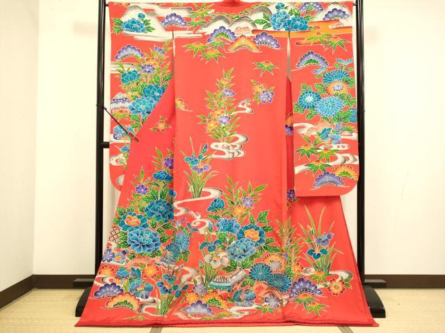 ■■■　サイズ　■■■ 身丈 180cm（肩から） 裄丈 66cm 袖丈 106cm　縫込み 2.5cm 袖幅 33cm 前幅 23.5cm 後幅 29cm 着物縫いこみ 内揚げ 0cm 裄 お袖側 約1cm　身頃側 約1cm ■■■　商品詳細　■■■ 【正絹】 状態は接写画像のように上前・右袖に薄い汚れ、重ね衿に薄い汚れ・糸解けがございますが その他特に目立ったシミ汚れなどもなく大変良い状態です。 大変上質な逸品になります。 お安く出品致しますので、是非この機会にいかがでしょうか？ ■■■　注意事項　■■■ ■モニター発色の具合により色合いが異なる場合がございます。 ■寸法は多少の誤差が生じる場合がございますのでご了承ください。 ■縫込みの長さが左右非対称の場合は短い部分を記載しております。 左右非対称であってもご返品・お値引き等の保証は出来かねますので、ご了承の上ご購入をお願い致します。 ■シミ等のチェックには注意を払っておりますが、見落としがある場合もございますし、個人の見解も様々ですので神経質な方のご購入はお控えください。 ■箪笥に入っておりました着物や帯なので畳みシワや匂いがあるものもございます。 ■お休みは基本的に土日祝となりますが、その他臨時でお休みする場合がございますのでご了承ください。 ■商品の発送は平日のみの発送となります。 ■夜間と土曜、日曜日はお問い合わせの回答が遅れる場合がございます。 ■当店では、お直し、紋入れ、お手入れ等は承っておりません。 ■生地の状態（ヤケ、経年劣化等）によってはサイズ直しが出来ない場合がございます。 その点もどうかご了承のうえ、ご購入をお願いいたします。 ■弊社で取り扱う商品は一点ものにつき、時期や在庫状況に応じて金額が変更となる場合がございます。 ■検針は行っておりません。予めご了承いただきますようお願いいたします。 ■【洗える着物】と記載のある商品におきましては、商品お届け後に洗濯を行ってしまってからのご返品にはご対応しかねます。 念の為、専門店でのお手入れをお願いいたします。 ■写真に写っている物が全てになります。それ以外の付属品はございませんのでご了承ください。 ■状態に関する写真につきましては、掲載可能な写真枚数に限りがあるため、各箇所につき1枚参考画像を掲載しております。 ■着物のサイズ目安は下記を参考ください↓ ＜女性着物＞　お端折り次第で＋5cm　−1cmが着用可能サイズ 　例）身丈170cmの場合、身長160cm〜175cm ＜男性着物＞　身丈＋約25cm〜27cm程が適応身長 　例）身丈155cmの場合、身長180〜182cm