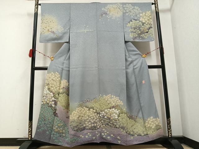 ■■■　サイズ　■■■ 身丈 155cm（肩から） 裄丈 63.5cm 袖丈 48cm　縫込み 6cm 袖幅 33cm 前幅 24.5cm 後幅 30.5cm 着物縫いこみ 内揚げ 10cm 裄 お袖側 約5cm　身頃側 約7cm ■■■　商品詳細　■■■ 【正絹】 状態は特に目立ったシミ汚れなどもなく大変良い状態です。 『滝泰』は、デパートや専門店で大変人気のあるメーカーでございます。 その風合い、色彩、意匠構成は、目にした瞬間 思わずため息が出てしまうほどの独特のムードある作品でございます。 丁寧かつ細やかな染め上がりは、 お着物の品格をよりいっそう艶やかに演出してくれることでしょう。 おぼろ染めとは、輪郭をほんのりとかすめて 濃淡にぼかした染めのことでございます。 それをさらに何色も色を襲ね合わせ、 絞ることで今までに出逢ったことのない色彩を表現することができました。 繊細で立体感のある絞りが施された十日町『滝泰』の 大変加工の良い逸品でございます。 大変上質な逸品になります。 お安く出品致しますので、是非この機会にいかがでしょうか？ ■■■　注意事項　■■■ ■モニター発色の具合により色合いが異なる場合がございます。 ■寸法は多少の誤差が生じる場合がございますのでご了承ください。 ■縫込みの長さが左右非対称の場合は短い部分を記載しております。 左右非対称であってもご返品・お値引き等の保証は出来かねますので、ご了承の上ご購入をお願い致します。 ■シミ等のチェックには注意を払っておりますが、見落としがある場合もございますし、個人の見解も様々ですので神経質な方のご購入はお控えください。 ■箪笥に入っておりました着物や帯なので畳みシワや匂いがあるものもございます。 ■お休みは基本的に土日祝となりますが、その他臨時でお休みする場合がございますのでご了承ください。 ■商品の発送は平日のみの発送となります。 ■夜間と土曜、日曜日はお問い合わせの回答が遅れる場合がございます。 ■当店では、お直し、紋入れ、お手入れ等は承っておりません。 ■生地の状態（ヤケ、経年劣化等）によってはサイズ直しが出来ない場合がございます。 その点もどうかご了承のうえ、ご購入をお願いいたします。 ■弊社で取り扱う商品は一点ものにつき、時期や在庫状況に応じて金額が変更となる場合がございます。 ■検針は行っておりません。予めご了承いただきますようお願いいたします。 ■【洗える着物】と記載のある商品におきましては、商品お届け後に洗濯を行ってしまってからのご返品にはご対応しかねます。 念の為、専門店でのお手入れをお願いいたします。 ■着物のサイズ目安は下記を参考ください↓ ＜女性着物＞　お端折り次第で＋5?　−10?が着用可能サイズ 　例）身丈170?の場合、身長160?〜175? ＜男性着物＞　身丈＋約25?〜27?程が適応身長 　例）身丈155?の場合、身長180〜182?