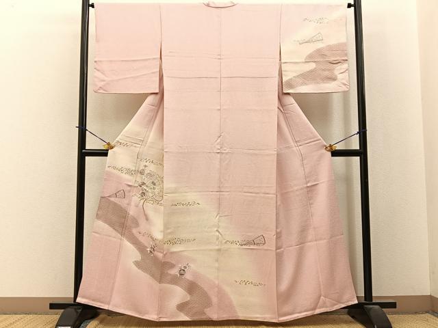 ■■■　サイズ　■■■ 身丈 160cm（肩から） 裄丈 64cm 袖丈 49cm　縫込み 7cm 袖幅 33cm 前幅 24cm 後幅 29cm 着物縫いこみ 内揚げ 4cm 裄 お袖側 約3cm　身頃側 約3.5cm ■■■　商品詳細　■■■ 【正絹】 状態は画像を添付しておりますので、そちらをご確認下さいますよう宜しくお願い致します。 大変上質な逸品になります。 お安く出品致しますので、是非この機会にいかがでしょうか？ ■■■　注意事項　■■■ ■モニター発色の具合により色合いが異なる場合がございます。 ■寸法は多少の誤差が生じる場合がございますのでご了承ください。 ■縫込みの長さが左右非対称の場合は短い部分を記載しております。 左右非対称であってもご返品・お値引き等の保証は出来かねますので、ご了承の上ご購入をお願い致します。 ■シミ等のチェックには注意を払っておりますが、見落としがある場合もございますし、個人の見解も様々ですので神経質な方のご購入はお控えください。 ■箪笥に入っておりました着物や帯なので畳みシワや匂いがあるものもございます。 ■お休みは基本的に土日祝となりますが、その他臨時でお休みする場合がございますのでご了承ください。 ■商品の発送は平日のみの発送となります。 ■夜間と土曜、日曜日はお問い合わせの回答が遅れる場合がございます。 ■当店では、お直し、紋入れ、お手入れ等は承っておりません。 ■生地の状態（ヤケ、経年劣化等）によってはサイズ直しが出来ない場合がございます。 その点もどうかご了承のうえ、ご購入をお願いいたします。 ■弊社で取り扱う商品は一点ものにつき、時期や在庫状況に応じて金額が変更となる場合がございます。 ■検針は行っておりません。予めご了承いただきますようお願いいたします。 ■【洗える着物】と記載のある商品におきましては、商品お届け後に洗濯を行ってしまってからのご返品にはご対応しかねます。 念の為、専門店でのお手入れをお願いいたします。 ■写真に写っている物が全てになります。それ以外の付属品はございませんのでご了承ください。 ■状態に関する写真につきましては、掲載可能な写真枚数に限りがあるため、各箇所につき1枚参考画像を掲載しております。 ■着物のサイズ目安は下記を参考ください↓ ＜女性着物＞　お端折り次第で＋5cm　−1cmが着用可能サイズ 　例）身丈170cmの場合、身長160cm〜175cm ＜男性着物＞　身丈＋約25cm〜27cm程が適応身長 　例）身丈155cmの場合、身長180〜182cm