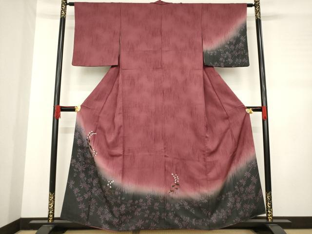 ■■■　サイズ　■■■ 身丈 158cm（肩から） 裄丈 62cm 袖丈 49cm　縫込み 7cm 袖幅 32.5cm 前幅 23cm 後幅 29cm 着物縫いこみ 内揚げ 9.5cm 裄 お袖側 約2cm　身頃側 約6cm ■■■　商品詳細　■■■ 【正絹】 状態は接写画像のように衿裏に薄い汚れがございますが その他特に目立ったシミ汚れなどもなく大変良い状態です。 大変上質な逸品になります。 お安く出品致しますので、是非この機会にいかがでしょうか？ ■■■　注意事項　■■■ ■モニター発色の具合により色合いが異なる場合がございます。 ■寸法は多少の誤差が生じる場合がございますのでご了承ください。 ■縫込みの長さが左右非対称の場合は短い部分を記載しております。 左右非対称であってもご返品・お値引き等の保証は出来かねますので、ご了承の上ご購入をお願い致します。 ■シミ等のチェックには注意を払っておりますが、見落としがある場合もございますし、個人の見解も様々ですので神経質な方のご購入はお控えください。 ■箪笥に入っておりました着物や帯なので畳みシワや匂いがあるものもございます。 ■お休みは基本的に土日祝となりますが、その他臨時でお休みする場合がございますのでご了承ください。 ■商品の発送は平日のみの発送となります。 ■夜間と土曜、日曜日はお問い合わせの回答が遅れる場合がございます。 ■当店では、お直し、紋入れ、お手入れ等は承っておりません。 ■生地の状態（ヤケ、経年劣化等）によってはサイズ直しが出来ない場合がございます。 その点もどうかご了承のうえ、ご購入をお願いいたします。 ■弊社で取り扱う商品は一点ものにつき、時期や在庫状況に応じて金額が変更となる場合がございます。 ■検針は行っておりません。予めご了承いただきますようお願いいたします。 ■【洗える着物】と記載のある商品におきましては、商品お届け後に洗濯を行ってしまってからのご返品にはご対応しかねます。 念の為、専門店でのお手入れをお願いいたします。 ■着物のサイズ目安は下記を参考ください↓ ＜女性着物＞　お端折り次第で＋5cm　−1cmが着用可能サイズ 　例）身丈170cmの場合、身長160cm〜175cm ＜男性着物＞　身丈＋約25cm〜27cm程が適応身長 　例）身丈155cmの場合、身長180〜182cm