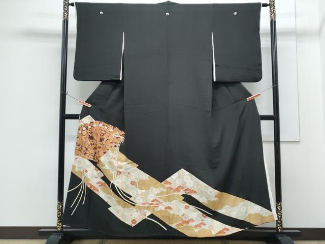 ■■■　サイズ　■■■ 身丈 156cm（肩から） 裄丈 62.5cm 袖丈 54cm　縫込み 6cm 袖幅 32.5cm 前幅 24cm 後幅 30.5cm 着物縫いこみ 内揚げ 6cm 裄 お袖側 約2cm　身頃側 約3cm ■■■　商品詳細　■■■ 【正絹・五つ紋・比翼仕立て】 状態は画像を添付しておりますので、そちらをご確認下さいますよう宜しくお願い致します。 大変上質な逸品になりますのでぜひお手入れをされてお召しになられてはいかがでしょうか。 お安く出品致しますので、是非この機会にいかがでしょうか？ ■■■　注意事項　■■■ ■モニター発色の具合により色合いが異なる場合がございます。 ■寸法は多少の誤差が生じる場合がございますのでご了承ください。 ■縫込みの長さが左右非対称の場合は短い部分を記載しております。 左右非対称であってもご返品・お値引き等の保証は出来かねますので、ご了承の上ご購入をお願い致します。 ■シミ等のチェックには注意を払っておりますが、見落としがある場合もございますし、個人の見解も様々ですので神経質な方のご購入はお控えください。 ■箪笥に入っておりました着物や帯なので畳みシワや匂いがあるものもございます。 ■お休みは基本的に土日祝となりますが、その他臨時でお休みする場合がございますのでご了承ください。 ■商品の発送は平日のみの発送となります。 ■夜間と土曜、日曜日はお問い合わせの回答が遅れる場合がございます。 ■当店では、お直し、紋入れ、お手入れ等は承っておりません。 ■生地の状態（ヤケ、経年劣化等）によってはサイズ直しが出来ない場合がございます。 その点もどうかご了承のうえ、ご購入をお願いいたします。 ■弊社で取り扱う商品は一点ものにつき、時期や在庫状況に応じて金額が変更となる場合がございます。 ■検針は行っておりません。予めご了承いただきますようお願いいたします。 ■【洗える着物】と記載のある商品におきましては、商品お届け後に洗濯を行ってしまってからのご返品にはご対応しかねます。 念の為、専門店でのお手入れをお願いいたします。 ■写真に写っている物が全てになります。それ以外の付属品はございませんのでご了承ください。 ■着物のサイズ目安は下記を参考ください↓ ＜女性着物＞　お端折り次第で＋5cm　－1cmが着用可能サイズ 　例）身丈170cmの場合、身長160cm～175cm ＜男性着物＞　身丈＋約25cm～27cm程が適応身長 　例）身丈155cmの場合、身長180～182cm