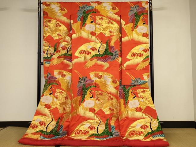 ■■■　サイズ　■■■ 身丈 184cm（肩から） 裄丈 65.5cm 袖丈 104cm　縫込み 5cm 袖幅 32cm 前幅 28cm 後幅 29.5cm 着物縫いこみ 内揚げ 0cm 裄 お袖側 約1cm　身頃側 約0cm ■■■　商品詳細　■■■ 【正絹・ふき綿仕立て】 状態は接写画像のようにふき綿部分・左袖前・袖口・胴裏に薄い汚れがございますが その他特に目立ったシミ汚れなどもなく大変良い状態です。 大変上質な逸品になります。 お安く出品致しますので、是非この機会にいかがでしょうか？ ■■■　注意事項　■■■ ■モニター発色の具合により色合いが異なる場合がございます。 ■寸法は多少の誤差が生じる場合がございますのでご了承ください。 ■縫込みの長さが左右非対称の場合は短い部分を記載しております。 左右非対称であってもご返品・お値引き等の保証は出来かねますので、ご了承の上ご購入をお願い致します。 ■シミ等のチェックには注意を払っておりますが、見落としがある場合もございますし、個人の見解も様々ですので神経質な方のご購入はお控えください。 ■箪笥に入っておりました着物や帯なので畳みシワや匂いがあるものもございます。 ■お休みは基本的に土日祝となりますが、その他臨時でお休みする場合がございますのでご了承ください。 ■商品の発送は平日のみの発送となります。 ■夜間と土曜、日曜日はお問い合わせの回答が遅れる場合がございます。 ■当店では、お直し、紋入れ、お手入れ等は承っておりません。 ■生地の状態（ヤケ、経年劣化等）によってはサイズ直しが出来ない場合がございます。 その点もどうかご了承のうえ、ご購入をお願いいたします。 ■弊社で取り扱う商品は一点ものにつき、時期や在庫状況に応じて金額が変更となる場合がございます。 ■検針は行っておりません。予めご了承いただきますようお願いいたします。 ■【洗える着物】と記載のある商品におきましては、商品お届け後に洗濯を行ってしまってからのご返品にはご対応しかねます。 念の為、専門店でのお手入れをお願いいたします。 ■着物のサイズ目安は下記を参考ください↓ ＜女性着物＞　お端折り次第で＋5?　−10?が着用可能サイズ 　例）身丈170?の場合、身長160?〜175? ＜男性着物＞　身丈＋約25?〜27?程が適応身長 　例）身丈155?の場合、身長180〜182?