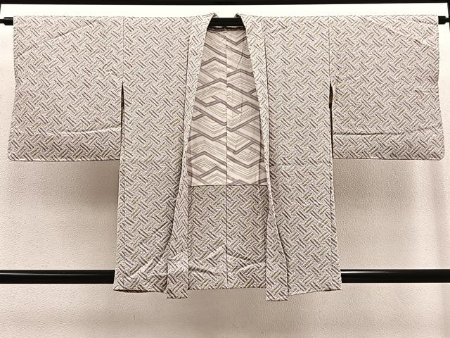 ■■■　サイズ　■■■ 身丈 84cm（肩から） 裄丈 63cm 袖丈 45.5cm　縫込み 7.5cm 袖幅 33cm 前幅 17.5cm 後幅 29cm 裄 お袖側 約3cm　身頃側 約3cm ■■■　商品詳細　■■■ 【正絹・未使用】 状態は特に目立ったシミ汚れなどもなく大変良い状態です。 大変上質な逸品になります。 お安く出品致しますので、是非この機会にいかがでしょうか？ ■■■　注意事項　■■■ ■モニター発色の具合により色合いが異なる場合がございます。 ■寸法は多少の誤差が生じる場合がございますのでご了承ください。 ■縫込みの長さが左右非対称の場合は短い部分を記載しております。 左右非対称であってもご返品・お値引き等の保証は出来かねますので、ご了承の上ご購入をお願い致します。 ■シミ等のチェックには注意を払っておりますが、見落としがある場合もございますし、個人の見解も様々ですので神経質な方のご購入はお控えください。 ■箪笥に入っておりました着物や帯なので畳みシワや匂いがあるものもございます。 ■お休みは基本的に土日祝となりますが、その他臨時でお休みする場合がございますのでご了承ください。 ■商品の発送は平日のみの発送となります。 ■夜間と土曜、日曜日はお問い合わせの回答が遅れる場合がございます。 ■当店では、お直し、紋入れ、お手入れ等は承っておりません。 ■生地の状態（ヤケ、経年劣化等）によってはサイズ直しが出来ない場合がございます。 その点もどうかご了承のうえ、ご購入をお願いいたします。 ■弊社で取り扱う商品は一点ものにつき、時期や在庫状況に応じて金額が変更となる場合がございます。 ■検針は行っておりません。予めご了承いただきますようお願いいたします。 ■【洗える着物】と記載のある商品におきましては、商品お届け後に洗濯を行ってしまってからのご返品にはご対応しかねます。 念の為、専門店でのお手入れをお願いいたします。 ■着物のサイズ目安は下記を参考ください↓ ＜女性着物＞　お端折り次第で＋5?　−10?が着用可能サイズ 　例）身丈170?の場合、身長160?〜175? ＜男性着物＞　身丈＋約25?〜27?程が適応身長 　例）身丈155?の場合、身長180〜182?