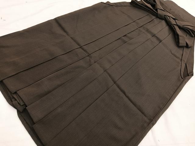 ■■■　サイズ　■■■ 紐下丈　約86.5cm ■■■　商品詳細　■■■ 【正絹】 状態は画像を添付しておりますので、そちらをご確認下さいますよう宜しくお願い致します。 大変上質な逸品になります。 お安く出品致しますので、是非この機会にいかがでしょうか？ ■■■　注意事項　■■■ ■モニター発色の具合により色合いが異なる場合がございます。 ■寸法は多少の誤差が生じる場合がございますのでご了承ください。 ■縫込みの長さが左右非対称の場合は短い部分を記載しております。 左右非対称であってもご返品・お値引き等の保証は出来かねますので、ご了承の上ご購入をお願い致します。 ■シミ等のチェックには注意を払っておりますが、見落としがある場合もございますし、個人の見解も様々ですので神経質な方のご購入はお控えください。 ■箪笥に入っておりました着物や帯なので畳みシワや匂いがあるものもございます。 ■お休みは基本的に土日祝となりますが、その他臨時でお休みする場合がございますのでご了承ください。 ■商品の発送は平日のみの発送となります。 ■夜間と土曜、日曜日はお問い合わせの回答が遅れる場合がございます。 ■当店では、お直し、紋入れ、お手入れ等は承っておりません。 ■生地の状態（ヤケ、経年劣化等）によってはサイズ直しが出来ない場合がございます。 その点もどうかご了承のうえ、ご購入をお願いいたします。 ■弊社で取り扱う商品は一点ものにつき、時期や在庫状況に応じて金額が変更となる場合がございます。 ■検針は行っておりません。予めご了承いただきますようお願いいたします。 ■【洗える着物】と記載のある商品におきましては、商品お届け後に洗濯を行ってしまってからのご返品にはご対応しかねます。 念の為、専門店でのお手入れをお願いいたします。 ■写真に写っている物が全てになります。それ以外の付属品はございませんのでご了承ください。 ■状態に関する写真につきましては、掲載可能な写真枚数に限りがあるため、各箇所につき1枚参考画像を掲載しております。 ■着物のサイズ目安は下記を参考ください↓ ＜女性着物＞　お端折り次第で＋5cm　－1cmが着用可能サイズ 　例）身丈170cmの場合、身長160cm～175cm ＜男性着物＞　身丈＋約25cm～27cm程が適応身長 　例）身丈155cmの場合、身長180～182cm