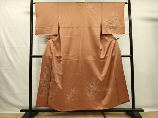 ■■■　サイズ　■■■ 身丈 152.5cm（肩から） 裄丈 63cm 袖丈 46.5cm　縫込み 7.5cm 袖幅 33cm 前幅 22.5cm 後幅 28cm 着物縫いこみ 内揚げ 12cm 裄 お袖側 約3cm　身頃側 約6.5cm ■■■　商品詳細　■■■ 【正絹】 状態は特に目立ったシミ汚れなどもなく大変良い状態です。 大変上質な逸品になります。 お安く出品致しますので、是非この機会にいかがでしょうか？ ■■■　注意事項　■■■ ■モニター発色の具合により色合いが異なる場合がございます。 ■寸法は多少の誤差が生じる場合がございますのでご了承ください。 ■縫込みの長さが左右非対称の場合は短い部分を記載しております。 左右非対称であってもご返品・お値引き等の保証は出来かねますので、ご了承の上ご購入をお願い致します。 ■シミ等のチェックには注意を払っておりますが、見落としがある場合もございますし、個人の見解も様々ですので神経質な方のご購入はお控えください。 ■箪笥に入っておりました着物や帯なので畳みシワや匂いがあるものもございます。 ■お休みは基本的に土日祝となりますが、その他臨時でお休みする場合がございますのでご了承ください。 ■商品の発送は平日のみの発送となります。 ■夜間と土曜、日曜日はお問い合わせの回答が遅れる場合がございます。 ■当店では、お直し、紋入れ、お手入れ等は承っておりません。 ■生地の状態（ヤケ、経年劣化等）によってはサイズ直しが出来ない場合がございます。 その点もどうかご了承のうえ、ご購入をお願いいたします。 ■弊社で取り扱う商品は一点ものにつき、時期や在庫状況に応じて金額が変更となる場合がございます。 ■検針は行っておりません。予めご了承いただきますようお願いいたします。 ■【洗える着物】と記載のある商品におきましては、商品お届け後に洗濯を行ってしまってからのご返品にはご対応しかねます。 念の為、専門店でのお手入れをお願いいたします。 ■写真に写っている物が全てになります。それ以外の付属品はございませんのでご了承ください。 ■状態に関する写真につきましては、掲載可能な写真枚数に限りがあるため、各箇所につき1枚参考画像を掲載しております。 ■着物のサイズ目安は下記を参考ください↓ ＜女性着物＞　お端折り次第で＋5cm　－1cmが着用可能サイズ 　例）身丈170cmの場合、身長160cm～175cm ＜男性着物＞　身丈＋約25cm～27cm程が適応身長 　例）身丈155cmの場合、身長180～182cm