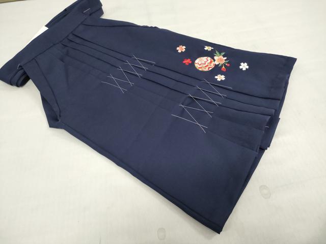 ■■■　サイズ　■■■ 紐下　約　55cm ■■■　商品詳細　■■■ 【化繊・未使用】 状態は特に目立ったシミ汚れなどもなく大変良い状態です。 お安く出品致しますので、是非この機会にいかがでしょうか？ ※ご自身で洗濯された場合の保証はできかねます。専門店にご相談ください。 ■■■　注意事項　■■■ ■モニター発色の具合により色合いが異なる場合がございます。 ■寸法は多少の誤差が生じる場合がございますのでご了承ください。 ■縫込みの長さが左右非対称の場合は短い部分を記載しております。 左右非対称であってもご返品・お値引き等の保証は出来かねますので、ご了承の上ご購入をお願い致します。 ■シミ等のチェックには注意を払っておりますが、見落としがある場合もございますし、個人の見解も様々ですので神経質な方のご購入はお控えください。 ■箪笥に入っておりました着物や帯なので畳みシワや匂いがあるものもございます。 ■お休みは基本的に土日祝となりますが、その他臨時でお休みする場合がございますのでご了承ください。 ■商品の発送は平日のみの発送となります。 ■夜間と土曜、日曜日はお問い合わせの回答が遅れる場合がございます。 ■当店では、お直し、紋入れ、お手入れ等は承っておりません。 ■生地の状態（ヤケ、経年劣化等）によってはサイズ直しが出来ない場合がございます。 その点もどうかご了承のうえ、ご購入をお願いいたします。 ■弊社で取り扱う商品は一点ものにつき、時期や在庫状況に応じて金額が変更となる場合がございます。 ■検針は行っておりません。予めご了承いただきますようお願いいたします。 ■【洗える着物】と記載のある商品におきましては、商品お届け後に洗濯を行ってしまってからのご返品にはご対応しかねます。 念の為、専門店でのお手入れをお願いいたします。 ■写真に写っている物が全てになります。それ以外の付属品はございませんのでご了承ください。 ■状態に関する写真につきましては、掲載可能な写真枚数に限りがあるため、各箇所につき1枚参考画像を掲載しております。 ■着物のサイズ目安は下記を参考ください↓ ＜女性着物＞　お端折り次第で＋5cm　−1cmが着用可能サイズ 　例）身丈170cmの場合、身長160cm〜175cm ＜男性着物＞　身丈＋約25cm〜27cm程が適応身長 　例）身丈155cmの場合、身長180〜182cm