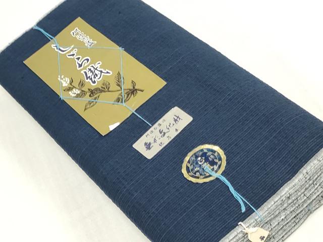 ■■■　サイズ　■■■ 長さ　　着尺分あり 幅　　　約35.5cm ■■■　商品詳細　■■■ 【綿・未使用】 状態は特に目立ったシミ汚れなどもなく大変良い状態です。 徳島県の伝統的な綿織物で、 国によって伝統的工芸品に指定されている阿波しじら織。 かつて徳島藩では庶民の絹織物の着用が禁じられており、 綿織物をよりお洒落に楽しみたいという人々の思いから生まれた織物です。 経糸の伸縮性を利用した、独特のしぼのある風合いが 素朴な魅力に満ちていて、なんといっても先染め糸で 織り表された柄が気取らないお洒落さを感じさせます。 また、木綿の肌触りも大変優しくさらさらしており、 吸湿性に優れていますので蒸れずに快適な着物姿を楽しめます。 大変上質な逸品になります。 お安く出品致しますので、是非この機会にいかがでしょうか？ ■■■　注意事項　■■■ ■モニター発色の具合により色合いが異なる場合がございます。 ■寸法は多少の誤差が生じる場合がございますのでご了承ください。 ■縫込みの長さが左右非対称の場合は短い部分を記載しております。 左右非対称であってもご返品・お値引き等の保証は出来かねますので、ご了承の上ご購入をお願い致します。 ■シミ等のチェックには注意を払っておりますが、見落としがある場合もございますし、個人の見解も様々ですので神経質な方のご購入はお控えください。 ■箪笥に入っておりました着物や帯なので畳みシワや匂いがあるものもございます。 ■お休みは基本的に土日祝となりますが、その他臨時でお休みする場合がございますのでご了承ください。 ■商品の発送は平日のみの発送となります。 ■夜間と土曜、日曜日はお問い合わせの回答が遅れる場合がございます。 ■当店では、お直し、紋入れ、お手入れ等は承っておりません。 ■生地の状態（ヤケ、経年劣化等）によってはサイズ直しが出来ない場合がございます。 その点もどうかご了承のうえ、ご購入をお願いいたします。 ■弊社で取り扱う商品は一点ものにつき、時期や在庫状況に応じて金額が変更となる場合がございます。 ■検針は行っておりません。予めご了承いただきますようお願いいたします。 ■【洗える着物】と記載のある商品におきましては、商品お届け後に洗濯を行ってしまってからのご返品にはご対応しかねます。 念の為、専門店でのお手入れをお願いいたします。 ■写真に写っている物が全てになります。それ以外の付属品はございませんのでご了承ください。 ■状態に関する写真につきましては、掲載可能な写真枚数に限りがあるため、各箇所につき1枚参考画像を掲載しております。 ■着物のサイズ目安は下記を参考ください↓ ＜女性着物＞　お端折り次第で＋5cm　−1cmが着用可能サイズ 　例）身丈170cmの場合、身長160cm〜175cm ＜男性着物＞　身丈＋約25cm〜27cm程が適応身長 　例）身丈155cmの場合、身長180〜182cm