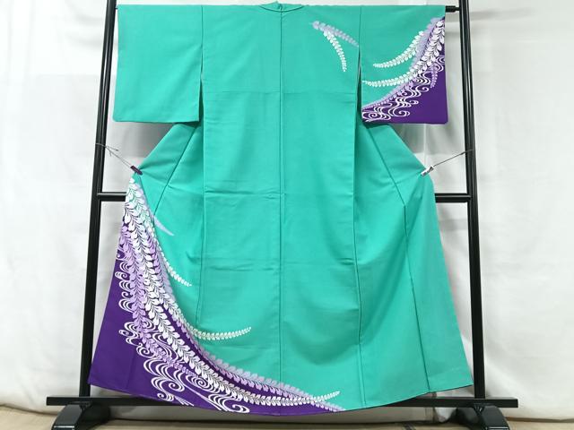 ■■■　サイズ　■■■ 身丈 156cm（肩から） 裄丈 64cm 袖丈 49cm　縫込み 2.5cm 袖幅 33cm 前幅 25cm 後幅 30cm 着物縫いこみ 内揚げ 0cm 裄 お袖側 約3.5cm　身頃側 約4cm ■■■　商品詳細　■■■ 【化繊】 状態は画像を添付しておりますので、そちらをご確認下さいますよう宜しくお願い致します。 お安く出品致しますので、是非この機会にいかがでしょうか？※ご自身で洗濯された場合の保証はできかねます。 専門店にご相談ください。 ■■■　注意事項　■■■ ■モニター発色の具合により色合いが異なる場合がございます。 ■寸法は多少の誤差が生じる場合がございますのでご了承ください。 ■縫込みの長さが左右非対称の場合は短い部分を記載しております。 左右非対称であってもご返品・お値引き等の保証は出来かねますので、ご了承の上ご購入をお願い致します。 ■シミ等のチェックには注意を払っておりますが、見落としがある場合もございますし、個人の見解も様々ですので神経質な方のご購入はお控えください。 ■箪笥に入っておりました着物や帯なので畳みシワや匂いがあるものもございます。 ■お休みは基本的に土日祝となりますが、その他臨時でお休みする場合がございますのでご了承ください。 ■商品の発送は平日のみの発送となります。 ■夜間と土曜、日曜日はお問い合わせの回答が遅れる場合がございます。 ■当店では、お直し、紋入れ、お手入れ等は承っておりません。 ■生地の状態（ヤケ、経年劣化等）によってはサイズ直しが出来ない場合がございます。 その点もどうかご了承のうえ、ご購入をお願いいたします。 ■弊社で取り扱う商品は一点ものにつき、時期や在庫状況に応じて金額が変更となる場合がございます。 ■検針は行っておりません。予めご了承いただきますようお願いいたします。 ■【洗える着物】と記載のある商品におきましては、商品お届け後に洗濯を行ってしまってからのご返品にはご対応しかねます。 念の為、専門店でのお手入れをお願いいたします。 ■着物のサイズ目安は下記を参考ください↓ ＜女性着物＞　お端折り次第で＋5cm　−1cmが着用可能サイズ 　例）身丈170cmの場合、身長160cm〜175cm ＜男性着物＞　身丈＋約25cm〜27cm程が適応身長 　例）身丈155cmの場合、身長180〜182cm