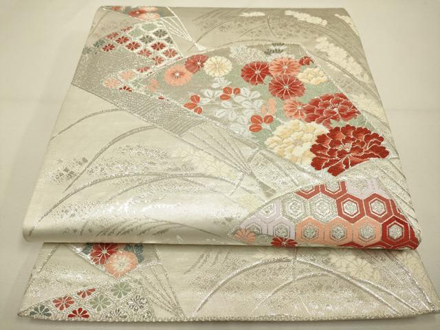 ■■■　サイズ　■■■ 長さ 426cm 幅 30.5cm程 ■■■　商品詳細　■■■ 【正絹・芯なし】 詳細に関しましては、画像をご確認ください。 大変上質な逸品になります。 お安く出品致しますので、是非この機会にいかがでしょうか？ ※汚れ等に関しましては、着用時には見えない部分になるかと思いますので あまり気にならずお召になれるかと思います。 ■■■　注意事項　■■■ ■モニター発色の具合により色合いが異なる場合がございます。 ■寸法は多少の誤差が生じる場合がございますのでご了承ください。 ■縫込みの長さが左右非対称の場合は短い部分を記載しております。 左右非対称であってもご返品・お値引き等の保証は出来かねますので、ご了承の上ご購入をお願い致します。 ■シミ等のチェックには注意を払っておりますが、見落としがある場合もございますし、個人の見解も様々ですので神経質な方のご購入はお控えください。 ■箪笥に入っておりました着物や帯なので畳みシワや匂いがあるものもございます。 ■お休みは基本的に土日祝となりますが、その他臨時でお休みする場合がございますのでご了承ください。 ■商品の発送は平日のみの発送となります。 ■夜間と土曜、日曜日はお問い合わせの回答が遅れる場合がございます。 ■当店では、お直し、紋入れ、お手入れ等は承っておりません。 ■生地の状態（ヤケ、経年劣化等）によってはサイズ直しが出来ない場合がございます。 その点もどうかご了承のうえ、ご購入をお願いいたします。 ■弊社で取り扱う商品は一点ものにつき、時期や在庫状況に応じて金額が変更となる場合がございます。 ■検針は行っておりません。予めご了承いただきますようお願いいたします。 ■【洗える着物】と記載のある商品におきましては、商品お届け後に洗濯を行ってしまってからのご返品にはご対応しかねます。 念の為、専門店でのお手入れをお願いいたします。 ■着物のサイズ目安は下記を参考ください↓ ＜女性着物＞　お端折り次第で＋5cm　−1cmが着用可能サイズ 　例）身丈170cmの場合、身長160cm〜175cm ＜男性着物＞　身丈＋約25cm〜27cm程が適応身長 　例）身丈155cmの場合、身長180〜182cm