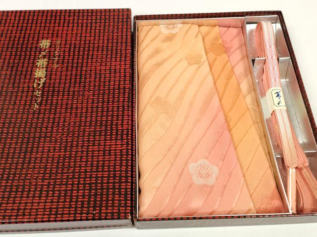 ■■■　商品詳細　■■■ 【サイズ】 長さ　156cm程（房含む） 【未使用】 状態は特に目立ったシミ汚れなどもなく大変良い状態です。 大変上質な逸品になります。 お安く出品致しますので、是非この機会にいかがでしょうか？ ■■■　注意事項　■■■ ■モニター発色の具合により色合いが異なる場合がございます。 ■寸法は多少の誤差が生じる場合がございますのでご了承ください。 ■縫込みの長さが左右非対称の場合は短い部分を記載しております。 左右非対称であってもご返品・お値引き等の保証は出来かねますので、ご了承の上ご購入をお願い致します。 ■シミ等のチェックには注意を払っておりますが、見落としがある場合もございますし、個人の見解も様々ですので神経質な方のご購入はお控えください。 ■箪笥に入っておりました着物や帯なので畳みシワや匂いがあるものもございます。 ■お休みは基本的に土日祝となりますが、その他臨時でお休みする場合がございますのでご了承ください。 ■商品の発送は平日のみの発送となります。 ■夜間と土曜、日曜日はお問い合わせの回答が遅れる場合がございます。 ■当店では、お直し、紋入れ、お手入れ等は承っておりません。 ■生地の状態（ヤケ、経年劣化等）によってはサイズ直しが出来ない場合がございます。 その点もどうかご了承のうえ、ご購入をお願いいたします。 ■弊社で取り扱う商品は一点ものにつき、時期や在庫状況に応じて金額が変更となる場合がございます。 ■検針は行っておりません。予めご了承いただきますようお願いいたします。 ■【洗える着物】と記載のある商品におきましては、商品お届け後に洗濯を行ってしまってからのご返品にはご対応しかねます。 念の為、専門店でのお手入れをお願いいたします。 ■着物のサイズ目安は下記を参考ください↓ ＜女性着物＞　お端折り次第で＋5cm　−1cmが着用可能サイズ 　例）身丈170cmの場合、身長160cm〜175cm ＜男性着物＞　身丈＋約25cm〜27cm程が適応身長 　例）身丈155cmの場合、身長180〜182cm