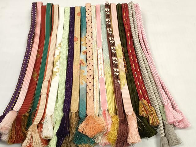■■■　商品詳細　■■■ ※こちらのお品はまとめての出品となりますので、 汚れ・サイズ等の詳細は記載しておりません。 ご理解の上でのご入札をお願い致します。 大変上質な逸品になります。 お安く出品致しますので、是非この機会にいかがでしょうか？ ■■■　注意事項　■■■ ■モニター発色の具合により色合いが異なる場合がございます。 ■寸法は多少の誤差が生じる場合がございますのでご了承ください。 ■縫込みの長さが左右非対称の場合は短い部分を記載しております。 左右非対称であってもご返品・お値引き等の保証は出来かねますので、ご了承の上ご購入をお願い致します。 ■シミ等のチェックには注意を払っておりますが、見落としがある場合もございますし、個人の見解も様々ですので神経質な方のご購入はお控えください。 ■箪笥に入っておりました着物や帯なので畳みシワや匂いがあるものもございます。 ■お休みは基本的に土日祝となりますが、その他臨時でお休みする場合がございますのでご了承ください。 ■商品の発送は平日のみの発送となります。 ■夜間と土曜、日曜日はお問い合わせの回答が遅れる場合がございます。 ■当店では、お直し、紋入れ、お手入れ等は承っておりません。 ■生地の状態（ヤケ、経年劣化等）によってはサイズ直しが出来ない場合がございます。 その点もどうかご了承のうえ、ご購入をお願いいたします。 ■弊社で取り扱う商品は一点ものにつき、時期や在庫状況に応じて金額が変更となる場合がございます。 ■検針は行っておりません。予めご了承いただきますようお願いいたします。 ■【洗える着物】と記載のある商品におきましては、商品お届け後に洗濯を行ってしまってからのご返品にはご対応しかねます。 念の為、専門店でのお手入れをお願いいたします。 ■着物のサイズ目安は下記を参考ください↓ ＜女性着物＞　お端折り次第で＋5cm　−1cmが着用可能サイズ 　例）身丈170cmの場合、身長160cm〜175cm ＜男性着物＞　身丈＋約25cm〜27cm程が適応身長 　例）身丈155cmの場合、身長180〜182cm