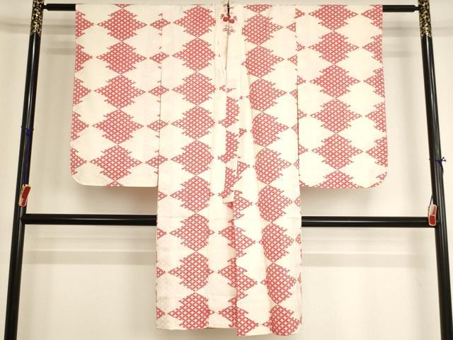 ■■■　サイズ　■■■ 【長襦袢】 身丈 113.5cm（肩から） 裄丈 57cm（肩上げ　0cm） 袖丈 67cm　縫込み 3.5cm 袖幅 31cm 前幅 18.5cm 後幅 26cm 着物縫いこみ 内揚げ 0cm （腰上げ　0cm） 裄 お袖側 約4.5cm　身頃側 約3.5cm ■■■　商品詳細　■■■ 長襦袢【化繊】の状態は接写画像のように下前に汚れがございますが その他特に目立ったシミ汚れなどもなく大変良い状態です。 お安く出品致しますので、是非この機会にいかがでしょうか？ ■■■　注意事項　■■■ ■モニター発色の具合により色合いが異なる場合がございます。 ■寸法は多少の誤差が生じる場合がございますのでご了承ください。 ■縫込みの長さが左右非対称の場合は短い部分を記載しております。 左右非対称であってもご返品・お値引き等の保証は出来かねますので、ご了承の上ご購入をお願い致します。 ■シミ等のチェックには注意を払っておりますが、見落としがある場合もございますし、個人の見解も様々ですので神経質な方のご購入はお控えください。 ■箪笥に入っておりました着物や帯なので畳みシワや匂いがあるものもございます。 ■お休みは基本的に土日祝となりますが、その他臨時でお休みする場合がございますのでご了承ください。 ■商品の発送は平日のみの発送となります。 ■夜間と土曜、日曜日はお問い合わせの回答が遅れる場合がございます。 ■当店では、お直し、紋入れ、お手入れ等は承っておりません。 ■生地の状態（ヤケ、経年劣化等）によってはサイズ直しが出来ない場合がございます。 その点もどうかご了承のうえ、ご購入をお願いいたします。 ■弊社で取り扱う商品は一点ものにつき、時期や在庫状況に応じて金額が変更となる場合がございます。 ■検針は行っておりません。予めご了承いただきますようお願いいたします。 ■【洗える着物】と記載のある商品におきましては、商品お届け後に洗濯を行ってしまってからのご返品にはご対応しかねます。 念の為、専門店でのお手入れをお願いいたします。 ■写真に写っている物が全てになります。それ以外の付属品はございませんのでご了承ください。 ■状態に関する写真につきましては、掲載可能な写真枚数に限りがあるため、各箇所につき1枚参考画像を掲載しております。 ■着物のサイズ目安は下記を参考ください↓ ＜女性着物＞　お端折り次第で＋5cm　−1cmが着用可能サイズ 　例）身丈170cmの場合、身長160cm〜175cm ＜男性着物＞　身丈＋約25cm〜27cm程が適応身長 　例）身丈155cmの場合、身長180〜182cm