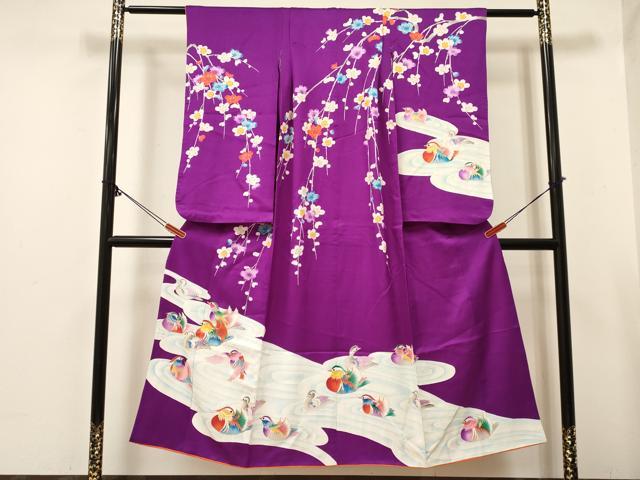 ■■■　サイズ　■■■ 【祝着】 身丈 145cm（肩から） 裄丈 49.5cm（肩上げ　4cm） 袖丈 72.5cm　縫込み 2.5cm 袖幅 31.5cm 前幅 20.5cm 後幅 26.5cm 着物縫いこみ 内揚げ 0cm （腰上げ　0cm） 裄 お袖側 約2.5cm　身頃側 約2.5cm ■■■　商品詳細　■■■ 着物【正絹・重ね衿：取り外し可能】 状態は接写画像のように左袖前・下前おくみ・重ね衿に薄い汚れがございますが その他特に目立ったシミ汚れなどもなく大変良い状態です。 大変上質な逸品になります。 お安く出品致しますので、是非この機会にいかがでしょうか？ ■■■　注意事項　■■■ ■モニター発色の具合により色合いが異なる場合がございます。 ■寸法は多少の誤差が生じる場合がございますのでご了承ください。 ■縫込みの長さが左右非対称の場合は短い部分を記載しております。 左右非対称であってもご返品・お値引き等の保証は出来かねますので、ご了承の上ご購入をお願い致します。 ■シミ等のチェックには注意を払っておりますが、見落としがある場合もございますし、個人の見解も様々ですので神経質な方のご購入はお控えください。 ■箪笥に入っておりました着物や帯なので畳みシワや匂いがあるものもございます。 ■お休みは基本的に土日祝となりますが、その他臨時でお休みする場合がございますのでご了承ください。 ■商品の発送は平日のみの発送となります。 ■夜間と土曜、日曜日はお問い合わせの回答が遅れる場合がございます。 ■当店では、お直し、紋入れ、お手入れ等は承っておりません。 ■生地の状態（ヤケ、経年劣化等）によってはサイズ直しが出来ない場合がございます。 その点もどうかご了承のうえ、ご購入をお願いいたします。 ■弊社で取り扱う商品は一点ものにつき、時期や在庫状況に応じて金額が変更となる場合がございます。 ■検針は行っておりません。予めご了承いただきますようお願いいたします。 ■【洗える着物】と記載のある商品におきましては、商品お届け後に洗濯を行ってしまってからのご返品にはご対応しかねます。 念の為、専門店でのお手入れをお願いいたします。 ■写真に写っている物が全てになります。それ以外の付属品はございませんのでご了承ください。 ■着物のサイズ目安は下記を参考ください↓ ＜女性着物＞　お端折り次第で＋5cm　－1cmが着用可能サイズ 　例）身丈170cmの場合、身長160cm～175cm ＜男性着物＞　身丈＋約25cm～27cm程が適応身長 　例）身丈155cmの場合、身長180～182cm