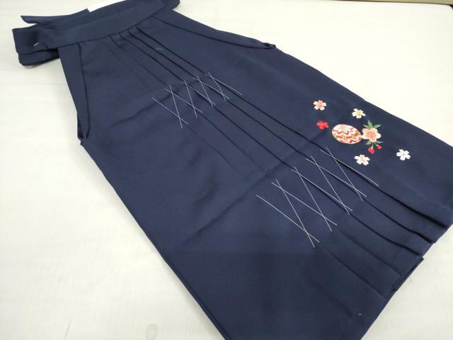 ■■■　サイズ　■■■ 紐下　約　70cm ■■■　商品詳細　■■■ 【化繊・未使用】 状態は特に目立ったシミ汚れなどもなく大変良い状態です。 お安く出品致しますので、是非この機会にいかがでしょうか？ ※ご自身で洗濯された場合の保証はできかねます。専門店にご相談ください。 ■■■　注意事項　■■■ ■モニター発色の具合により色合いが異なる場合がございます。 ■寸法は多少の誤差が生じる場合がございますのでご了承ください。 ■縫込みの長さが左右非対称の場合は短い部分を記載しております。 左右非対称であってもご返品・お値引き等の保証は出来かねますので、ご了承の上ご購入をお願い致します。 ■シミ等のチェックには注意を払っておりますが、見落としがある場合もございますし、個人の見解も様々ですので神経質な方のご購入はお控えください。 ■箪笥に入っておりました着物や帯なので畳みシワや匂いがあるものもございます。 ■お休みは基本的に土日祝となりますが、その他臨時でお休みする場合がございますのでご了承ください。 ■商品の発送は平日のみの発送となります。 ■夜間と土曜、日曜日はお問い合わせの回答が遅れる場合がございます。 ■当店では、お直し、紋入れ、お手入れ等は承っておりません。 ■生地の状態（ヤケ、経年劣化等）によってはサイズ直しが出来ない場合がございます。 その点もどうかご了承のうえ、ご購入をお願いいたします。 ■弊社で取り扱う商品は一点ものにつき、時期や在庫状況に応じて金額が変更となる場合がございます。 ■検針は行っておりません。予めご了承いただきますようお願いいたします。 ■【洗える着物】と記載のある商品におきましては、商品お届け後に洗濯を行ってしまってからのご返品にはご対応しかねます。 念の為、専門店でのお手入れをお願いいたします。 ■写真に写っている物が全てになります。それ以外の付属品はございませんのでご了承ください。 ■状態に関する写真につきましては、掲載可能な写真枚数に限りがあるため、各箇所につき1枚参考画像を掲載しております。 ■着物のサイズ目安は下記を参考ください↓ ＜女性着物＞　お端折り次第で＋5cm　−1cmが着用可能サイズ 　例）身丈170cmの場合、身長160cm〜175cm ＜男性着物＞　身丈＋約25cm〜27cm程が適応身長 　例）身丈155cmの場合、身長180〜182cm