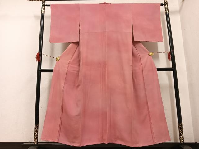 ■■■　サイズ　■■■ 身丈 151cm（肩から） 裄丈 62cm 袖丈 46.5cm　縫込み 6cm 袖幅 32cm 前幅 23cm 後幅 28cm 着物縫いこみ 内揚げ 6cm 裄 お袖側 約3cm　身頃側 約4cm ■■■　商品詳細　■■■ 【正絹・一つ紋】 状態は接写画像のように衿裏・胴裏にホックシミ、衿付近に薄い汚れがございますが その他特に目立ったシミ汚れなどもなく大変良い状態です。 初代・斉藤才三郎の長男に生まれる。 染色作家として活躍していた父の影響を受け、同じく「珍粋」に奉公へ。 修業期間を終え、三才染工芸に入社。 二代目として得意先周りをし、技術の研鑽を重ねる。 父の知り合いであった日本画家・加納三楽輝に師事し、 筆運びから植物の写生などデッサンのアドバイスを受ける。 きもの雑誌で「親子創作展」が特集され、 三才のキモノは斬新と女優やモデルから注文が殺到。 「着る人を喜ばすきものづくり」に専念する。 昭和41年同社社長に就任、株式会社三才に社名を変更。 染色作家として新作を発表してきた個展は35回を数え、 大会場でのキモノショーも手がけて成功に導く。 和装の常識を打ち破った配色が「六十(才)地色に二十(才)柄」と業界から批判を浴びたが、 その独創的な色調は市場に受け入れられ、「三才調」と呼ばれるスタイルを確立した。 「上品すぎると野暮、粋すぎると下品」「きものはいきもの」「百線練磨」など 独自のファッション哲学を表す名言も多い。 大変上質な逸品になります。 お安く出品致しますので、是非この機会にいかがでしょうか？ ■■■　注意事項　■■■ ■モニター発色の具合により色合いが異なる場合がございます。 ■寸法は多少の誤差が生じる場合がございますのでご了承ください。 ■縫込みの長さが左右非対称の場合は短い部分を記載しております。 左右非対称であってもご返品・お値引き等の保証は出来かねますので、ご了承の上ご購入をお願い致します。 ■シミ等のチェックには注意を払っておりますが、見落としがある場合もございますし、個人の見解も様々ですので神経質な方のご購入はお控えください。 ■箪笥に入っておりました着物や帯なので畳みシワや匂いがあるものもございます。 ■お休みは基本的に土日祝となりますが、その他臨時でお休みする場合がございますのでご了承ください。 ■商品の発送は平日のみの発送となります。 ■夜間と土曜、日曜日はお問い合わせの回答が遅れる場合がございます。 ■当店では、お直し、紋入れ、お手入れ等は承っておりません。 ■生地の状態（ヤケ、経年劣化等）によってはサイズ直しが出来ない場合がございます。 その点もどうかご了承のうえ、ご購入をお願いいたします。 ■弊社で取り扱う商品は一点ものにつき、時期や在庫状況に応じて金額が変更となる場合がございます。 ■検針は行っておりません。予めご了承いただきますようお願いいたします。 ■【洗える着物】と記載のある商品におきましては、商品お届け後に洗濯を行ってしまってからのご返品にはご対応しかねます。 念の為、専門店でのお手入れをお願いいたします。 ■着物のサイズ目安は下記を参考ください↓ ＜女性着物＞　お端折り次第で＋5cm　−1cmが着用可能サイズ 　例）身丈170cmの場合、身長160cm〜175cm ＜男性着物＞　身丈＋約25cm〜27cm程が適応身長 　例）身丈155cmの場合、身長180〜182cm