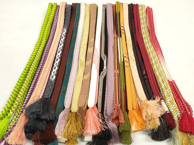 ■■■　商品詳細　■■■ ※こちらのお品はまとめての出品となりますので、 汚れ・サイズ等の詳細は記載しておりません。 ご理解の上でのご入札をお願い致します。 大変上質な逸品になります。 お安く出品致しますので、是非この機会にいかがでしょうか？ ■■■　注意事項　■■■ ■モニター発色の具合により色合いが異なる場合がございます。 ■寸法は多少の誤差が生じる場合がございますのでご了承ください。 ■縫込みの長さが左右非対称の場合は短い部分を記載しております。 左右非対称であってもご返品・お値引き等の保証は出来かねますので、ご了承の上ご購入をお願い致します。 ■シミ等のチェックには注意を払っておりますが、見落としがある場合もございますし、個人の見解も様々ですので神経質な方のご購入はお控えください。 ■箪笥に入っておりました着物や帯なので畳みシワや匂いがあるものもございます。 ■お休みは基本的に土日祝となりますが、その他臨時でお休みする場合がございますのでご了承ください。 ■商品の発送は平日のみの発送となります。 ■夜間と土曜、日曜日はお問い合わせの回答が遅れる場合がございます。 ■当店では、お直し、紋入れ、お手入れ等は承っておりません。 ■生地の状態（ヤケ、経年劣化等）によってはサイズ直しが出来ない場合がございます。 その点もどうかご了承のうえ、ご購入をお願いいたします。 ■弊社で取り扱う商品は一点ものにつき、時期や在庫状況に応じて金額が変更となる場合がございます。 ■検針は行っておりません。予めご了承いただきますようお願いいたします。 ■【洗える着物】と記載のある商品におきましては、商品お届け後に洗濯を行ってしまってからのご返品にはご対応しかねます。 念の為、専門店でのお手入れをお願いいたします。 ■着物のサイズ目安は下記を参考ください↓ ＜女性着物＞　お端折り次第で＋5cm　−1cmが着用可能サイズ 　例）身丈170cmの場合、身長160cm〜175cm ＜男性着物＞　身丈＋約25cm〜27cm程が適応身長 　例）身丈155cmの場合、身長180〜182cm