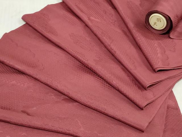 ■■■　サイズ　■■■ 長さ　　羽尺分あり 幅　　　約36cm ■■■　商品詳細　■■■ 【正絹・未使用】 状態は特に目立ったシミ汚れなどもなく大変良い状態です。 大変上質な逸品になります。 お安く出品致しますので、是非この機会にいかがでしょうか？ ■■■　注意事項　■■■ ■モニター発色の具合により色合いが異なる場合がございます。 ■寸法は多少の誤差が生じる場合がございますのでご了承ください。 ■縫込みの長さが左右非対称の場合は短い部分を記載しております。 左右非対称であってもご返品・お値引き等の保証は出来かねますので、ご了承の上ご購入をお願い致します。 ■シミ等のチェックには注意を払っておりますが、見落としがある場合もございますし、個人の見解も様々ですので神経質な方のご購入はお控えください。 ■箪笥に入っておりました着物や帯なので畳みシワや匂いがあるものもございます。 ■お休みは基本的に土日祝となりますが、その他臨時でお休みする場合がございますのでご了承ください。 ■商品の発送は平日のみの発送となります。 ■夜間と土曜、日曜日はお問い合わせの回答が遅れる場合がございます。 ■当店では、お直し、紋入れ、お手入れ等は承っておりません。 ■生地の状態（ヤケ、経年劣化等）によってはサイズ直しが出来ない場合がございます。 その点もどうかご了承のうえ、ご購入をお願いいたします。 ■弊社で取り扱う商品は一点ものにつき、時期や在庫状況に応じて金額が変更となる場合がございます。 ■検針は行っておりません。予めご了承いただきますようお願いいたします。 ■【洗える着物】と記載のある商品におきましては、商品お届け後に洗濯を行ってしまってからのご返品にはご対応しかねます。 念の為、専門店でのお手入れをお願いいたします。 ■写真に写っている物が全てになります。それ以外の付属品はございませんのでご了承ください。 ■状態に関する写真につきましては、掲載可能な写真枚数に限りがあるため、各箇所につき1枚参考画像を掲載しております。 ■着物のサイズ目安は下記を参考ください↓ ＜女性着物＞　お端折り次第で＋5cm　−1cmが着用可能サイズ 　例）身丈170cmの場合、身長160cm〜175cm ＜男性着物＞　身丈＋約25cm〜27cm程が適応身長 　例）身丈155cmの場合、身長180〜182cm