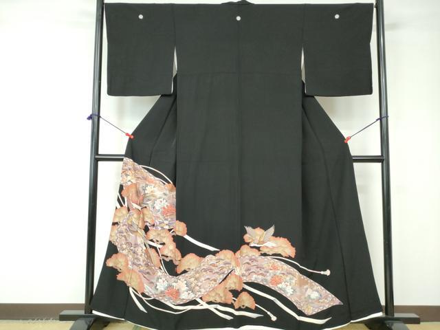 ■■■　サイズ　■■■ 身丈 158cm（肩から） 裄丈 66cm 袖丈 49cm　縫込み 3cm 袖幅 34cm 前幅 26cm 後幅 30cm 着物縫いこみ 内揚げ 4cm 裄 お袖側 約0cm　身頃側 約3cm ■■■　商品詳細　■■■ 【正絹・五つ紋・比翼仕立て】 状態は画像を添付しておりますので、そちらをご確認下さいますよう宜しくお願い致します。 大変上質な逸品になります。 お安く出品致しますので、是非この機会にいかがでしょうか？ ■■■　注意事項　■■■ ■モニター発色の具合により色合いが異なる場合がございます。 ■寸法は多少の誤差が生じる場合がございますのでご了承ください。 ■縫込みの長さが左右非対称の場合は短い部分を記載しております。 左右非対称であってもご返品・お値引き等の保証は出来かねますので、ご了承の上ご購入をお願い致します。 ■シミ等のチェックには注意を払っておりますが、見落としがある場合もございますし、個人の見解も様々ですので神経質な方のご購入はお控えください。 ■箪笥に入っておりました着物や帯なので畳みシワや匂いがあるものもございます。 ■お休みは基本的に土日祝となりますが、その他臨時でお休みする場合がございますのでご了承ください。 ■商品の発送は平日のみの発送となります。 ■夜間と土曜、日曜日はお問い合わせの回答が遅れる場合がございます。 ■当店では、お直し、紋入れ、お手入れ等は承っておりません。 ■生地の状態（ヤケ、経年劣化等）によってはサイズ直しが出来ない場合がございます。 その点もどうかご了承のうえ、ご購入をお願いいたします。 ■弊社で取り扱う商品は一点ものにつき、時期や在庫状況に応じて金額が変更となる場合がございます。 ■検針は行っておりません。予めご了承いただきますようお願いいたします。 ■【洗える着物】と記載のある商品におきましては、商品お届け後に洗濯を行ってしまってからのご返品にはご対応しかねます。 念の為、専門店でのお手入れをお願いいたします。 ■着物のサイズ目安は下記を参考ください↓ ＜女性着物＞　お端折り次第で＋5cm　−1cmが着用可能サイズ 　例）身丈170cmの場合、身長160cm〜175cm ＜男性着物＞　身丈＋約25cm〜27cm程が適応身長 　例）身丈155cmの場合、身長180〜182cm