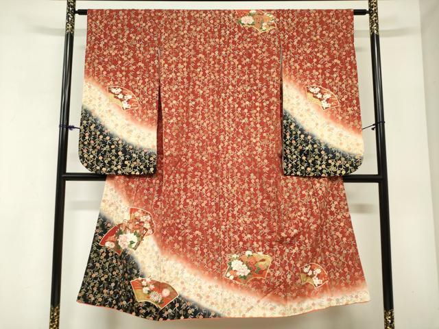 ■■■　サイズ　■■■ 【祝着】 身丈 139cm（肩から） 裄丈 61.5cm（肩上げ　0cm） 袖丈 78.5cm　縫込み 2cm 袖幅 34cm 前幅 19.5cm 後幅 27.5cm 着物縫いこみ 内揚げ 0cm （腰上げ　0cm） 裄 お袖側 約1.5cm　身頃側 約6.5cm ■■■　商品詳細　■■■ 【正絹】 状態は特に目立ったシミ汚れなどもなく大変良い状態です。 大変上質な逸品になります。 お安く出品致しますので、是非この機会にいかがでしょうか？ ※肩上げと腰上げがされておりません。 ■■■　注意事項　■■■ ■モニター発色の具合により色合いが異なる場合がございます。 ■寸法は多少の誤差が生じる場合がございますのでご了承ください。 ■縫込みの長さが左右非対称の場合は短い部分を記載しております。 左右非対称であってもご返品・お値引き等の保証は出来かねますので、ご了承の上ご購入をお願い致します。 ■シミ等のチェックには注意を払っておりますが、見落としがある場合もございますし、個人の見解も様々ですので神経質な方のご購入はお控えください。 ■箪笥に入っておりました着物や帯なので畳みシワや匂いがあるものもございます。 ■お休みは基本的に土日祝となりますが、その他臨時でお休みする場合がございますのでご了承ください。 ■商品の発送は平日のみの発送となります。 ■夜間と土曜、日曜日はお問い合わせの回答が遅れる場合がございます。 ■当店では、お直し、紋入れ、お手入れ等は承っておりません。 ■生地の状態（ヤケ、経年劣化等）によってはサイズ直しが出来ない場合がございます。 その点もどうかご了承のうえ、ご購入をお願いいたします。 ■弊社で取り扱う商品は一点ものにつき、時期や在庫状況に応じて金額が変更となる場合がございます。 ■検針は行っておりません。予めご了承いただきますようお願いいたします。 ■【洗える着物】と記載のある商品におきましては、商品お届け後に洗濯を行ってしまってからのご返品にはご対応しかねます。 念の為、専門店でのお手入れをお願いいたします。 ■写真に写っている物が全てになります。それ以外の付属品はございませんのでご了承ください。 ■状態に関する写真につきましては、掲載可能な写真枚数に限りがあるため、各箇所につき1枚参考画像を掲載しております。 ■着物のサイズ目安は下記を参考ください↓ ＜女性着物＞　お端折り次第で＋5cm　−1cmが着用可能サイズ 　例）身丈170cmの場合、身長160cm〜175cm ＜男性着物＞　身丈＋約25cm〜27cm程が適応身長 　例）身丈155cmの場合、身長180〜182cm