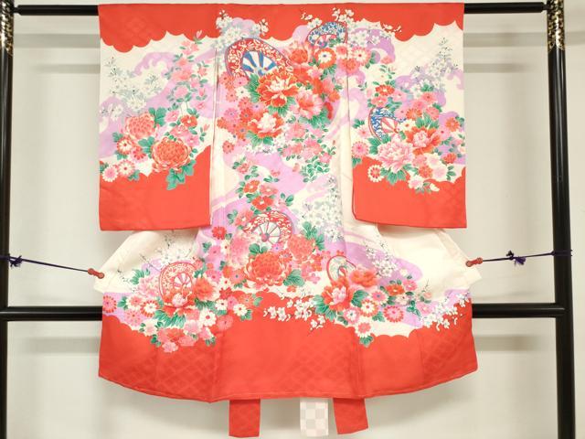 ■■■　サイズ　■■■ 【着物】 身丈 100cm（肩から） 裄丈 46cm 袖丈 58.5cm ■■■　商品詳細　■■■ 産着【表地：正絹・裏地：化繊】 状態は接写画像のように 両袖前後・表地所々・裏地・襦袢表地・裏地・紐に薄い汚れがございます。 大変上質な逸品になりますので 気になる方はお手入れをされてお召しになられてはいかがでしょうか。 お安く出品致しますので、是非この機会にいかがでしょうか？ ■■■　注意事項　■■■ ■モニター発色の具合により色合いが異なる場合がございます。 ■寸法は多少の誤差が生じる場合がございますのでご了承ください。 ■縫込みの長さが左右非対称の場合は短い部分を記載しております。 左右非対称であってもご返品・お値引き等の保証は出来かねますので、ご了承の上ご購入をお願い致します。 ■シミ等のチェックには注意を払っておりますが、見落としがある場合もございますし、個人の見解も様々ですので神経質な方のご購入はお控えください。 ■箪笥に入っておりました着物や帯なので畳みシワや匂いがあるものもございます。 ■お休みは基本的に土日祝となりますが、その他臨時でお休みする場合がございますのでご了承ください。 ■商品の発送は平日のみの発送となります。 ■夜間と土曜、日曜日はお問い合わせの回答が遅れる場合がございます。 ■当店では、お直し、紋入れ、お手入れ等は承っておりません。 ■生地の状態（ヤケ、経年劣化等）によってはサイズ直しが出来ない場合がございます。 その点もどうかご了承のうえ、ご購入をお願いいたします。 ■弊社で取り扱う商品は一点ものにつき、時期や在庫状況に応じて金額が変更となる場合がございます。 ■検針は行っておりません。予めご了承いただきますようお願いいたします。 ■【洗える着物】と記載のある商品におきましては、商品お届け後に洗濯を行ってしまってからのご返品にはご対応しかねます。 念の為、専門店でのお手入れをお願いいたします。 ■写真に写っている物が全てになります。それ以外の付属品はございませんのでご了承ください。 ■状態に関する写真につきましては、掲載可能な写真枚数に限りがあるため、各箇所につき1枚参考画像を掲載しております。 ■着物のサイズ目安は下記を参考ください↓ ＜女性着物＞　お端折り次第で＋5cm　−1cmが着用可能サイズ 　例）身丈170cmの場合、身長160cm〜175cm ＜男性着物＞　身丈＋約25cm〜27cm程が適応身長 　例）身丈155cmの場合、身長180〜182cm