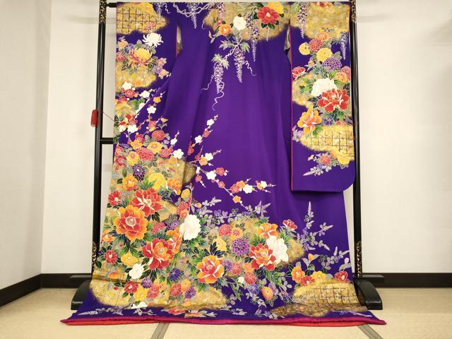 ■■■　サイズ　■■■ 身丈 194cm（肩から） 裄丈 65cm 袖丈 107.5cm 袖幅 32.5cm 前幅 24.5cm 後幅 30cm 着物縫いこみ 内揚げ 0cm 裄 お袖側 約2cm　身頃側 約1cm ■■■　商品詳細　■■■ 【正絹・ふき綿仕立て・比翼仕立て】 状態は特に目立ったシミ汚れなどもなく大変良い状態です。 大変上質な逸品になります。 お安く出品致しますので、是非この機会にいかがでしょうか？ ■■■　注意事項　■■■ ■モニター発色の具合により色合いが異なる場合がございます。 ■寸法は多少の誤差が生じる場合がございますのでご了承ください。 ■縫込みの長さが左右非対称の場合は短い部分を記載しております。 左右非対称であってもご返品・お値引き等の保証は出来かねますので、ご了承の上ご購入をお願い致します。 ■シミ等のチェックには注意を払っておりますが、見落としがある場合もございますし、個人の見解も様々ですので神経質な方のご購入はお控えください。 ■箪笥に入っておりました着物や帯なので畳みシワや匂いがあるものもございます。 ■お休みは基本的に土日祝となりますが、その他臨時でお休みする場合がございますのでご了承ください。 ■商品の発送は平日のみの発送となります。 ■夜間と土曜、日曜日はお問い合わせの回答が遅れる場合がございます。 ■当店では、お直し、紋入れ、お手入れ等は承っておりません。 ■生地の状態（ヤケ、経年劣化等）によってはサイズ直しが出来ない場合がございます。 その点もどうかご了承のうえ、ご購入をお願いいたします。 ■弊社で取り扱う商品は一点ものにつき、時期や在庫状況に応じて金額が変更となる場合がございます。 ■検針は行っておりません。予めご了承いただきますようお願いいたします。 ■【洗える着物】と記載のある商品におきましては、商品お届け後に洗濯を行ってしまってからのご返品にはご対応しかねます。 念の為、専門店でのお手入れをお願いいたします。 ■写真に写っている物が全てになります。それ以外の付属品はございませんのでご了承ください。 ■状態に関する写真につきましては、掲載可能な写真枚数に限りがあるため、各箇所につき1枚参考画像を掲載しております。 ■着物のサイズ目安は下記を参考ください↓ ＜女性着物＞　お端折り次第で＋5cm　－1cmが着用可能サイズ 　例）身丈170cmの場合、身長160cm～175cm ＜男性着物＞　身丈＋約25cm～27cm程が適応身長 　例）身丈155cmの場合、身長180～182cm