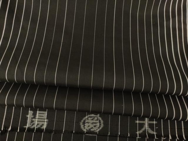 ■■■　サイズ　■■■ 身丈 157cm（肩から） 裄丈 65cm 袖丈 49cm　縫込み 4cm 袖幅 33cm 前幅 24cm 後幅 29cm 着物縫いこみ 内揚げ 0cm 裄 お袖側 約3cm　身頃側 約2cm ■■■　商品詳細　■■■ 【正絹】 状態は接写画像のように胴裏・衿裏にホックシミがございますがその他特に目立ったシミ汚れなどもなく大変良い状態です。 大変上質な逸品になります。 お安く出品致しますので、是非この機会にいかがでしょうか？ ■■■　注意事項　■■■ ■モニター発色の具合により色合いが異なる場合がございます。 ■寸法は多少の誤差が生じる場合がございますのでご了承ください。 ■縫込みの長さが左右非対称の場合は短い部分を記載しております。 左右非対称であってもご返品・お値引き等の保証は出来かねますので、ご了承の上ご購入をお願い致します。 ■シミ等のチェックには注意を払っておりますが、見落としがある場合もございますし、個人の見解も様々ですので神経質な方のご購入はお控えください。 ■箪笥に入っておりました着物や帯なので畳みシワや匂いがあるものもございます。 ■お休みは基本的に土日祝となりますが、その他臨時でお休みする場合がございますのでご了承ください。 ■商品の発送は平日のみの発送となります。 ■夜間と土曜、日曜日はお問い合わせの回答が遅れる場合がございます。 ■当店では、お直し、紋入れ、お手入れ等は承っておりません。 ■生地の状態（ヤケ、経年劣化等）によってはサイズ直しが出来ない場合がございます。 その点もどうかご了承のうえ、ご購入をお願いいたします。 ■弊社で取り扱う商品は一点ものにつき、時期や在庫状況に応じて金額が変更となる場合がございます。 ■検針は行っておりません。予めご了承いただきますようお願いいたします。 ■【洗える着物】と記載のある商品におきましては、商品お届け後に洗濯を行ってしまってからのご返品にはご対応しかねます。 念の為、専門店でのお手入れをお願いいたします。 ■着物のサイズ目安は下記を参考ください↓ ＜女性着物＞　お端折り次第で＋5cm　−1cmが着用可能サイズ 　例）身丈170cmの場合、身長160cm〜175cm ＜男性着物＞　身丈＋約25cm〜27cm程が適応身長 　例）身丈155cmの場合、身長180〜182cm