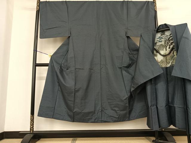 ■■■　サイズ　■■■ 【着物】 身丈 145cm（肩から） 裄丈 71cm 袖丈 48cm　縫込み 4.5cm 袖幅 35.5cm 前幅 23cm 後幅 31cm 着物縫いこみ 内揚げ 8cm 裄 お袖側 約1cm　身頃側 約3cm 【羽織】 身丈 96cm（肩から） 裄丈 71cm 袖丈 49cm　縫込み 3.5cm 袖幅 35cm 前幅 19cm 後幅 31cm 裄 お袖側 約1cm　身頃側 約0cm ■■■　商品詳細　■■■ 【正絹】 着物の状態は接写画像のように表地所々に糸解けがございます。 羽織の状態は接写画像のように表地所々に糸解けがございます。 現代に伝わる西郷柄が出来たのは大正時代と言われています。 その当時、明治末期から大正時代にかけて締め機が研究開発・実用化、 絣柄の登録制度が出来たこともあり、様々な柄が考案されていました。 各集落ごとに新しい柄、より技術の必要な柄を競ってつくるようになっていきます。 そんな中で一つの柄が出来上がってきます。 図案、締め機(絣くくり)、織、分業制の大島紬で腕利きの職人が揃わなければ出来ない最高の柄。 島の人々はそんな「品質も技術も素晴らしい」最高の柄を、 島の誉である西郷隆盛にちなんで、「西郷柄」と名付けました。 100年以上の時を経た今でもその技術は受け継がれ、西郷隆盛の名に恥じないものをと、 愛着と誇りを持ってつくり続けられています。 大変上質な逸品になりますのでぜひお手入れをされてお召しになられてはいかがでしょうか。 お安く出品致しますので、是非この機会にいかがでしょうか？ ■■■　注意事項　■■■ ■モニター発色の具合により色合いが異なる場合がございます。 ■寸法は多少の誤差が生じる場合がございますのでご了承ください。 ■縫込みの長さが左右非対称の場合は短い部分を記載しております。 左右非対称であってもご返品・お値引き等の保証は出来かねますので、ご了承の上ご購入をお願い致します。 ■シミ等のチェックには注意を払っておりますが、見落としがある場合もございますし、個人の見解も様々ですので神経質な方のご購入はお控えください。 ■箪笥に入っておりました着物や帯なので畳みシワや匂いがあるものもございます。 ■お休みは基本的に土日祝となりますが、その他臨時でお休みする場合がございますのでご了承ください。 ■商品の発送は平日のみの発送となります。 ■夜間と土曜、日曜日はお問い合わせの回答が遅れる場合がございます。 ■当店では、お直し、紋入れ、お手入れ等は承っておりません。 ■生地の状態（ヤケ、経年劣化等）によってはサイズ直しが出来ない場合がございます。 その点もどうかご了承のうえ、ご購入をお願いいたします。 ■弊社で取り扱う商品は一点ものにつき、時期や在庫状況に応じて金額が変更となる場合がございます。 ■検針は行っておりません。予めご了承いただきますようお願いいたします。 ■【洗える着物】と記載のある商品におきましては、商品お届け後に洗濯を行ってしまってからのご返品にはご対応しかねます。 念の為、専門店でのお手入れをお願いいたします。 ■着物のサイズ目安は下記を参考ください↓ ＜女性着物＞　お端折り次第で＋5cm　−1cmが着用可能サイズ 　例）身丈170cmの場合、身長160cm〜175cm ＜男性着物＞　身丈＋約25cm〜27cm程が適応身長 　例）身丈155cmの場合、身長180〜182cm
